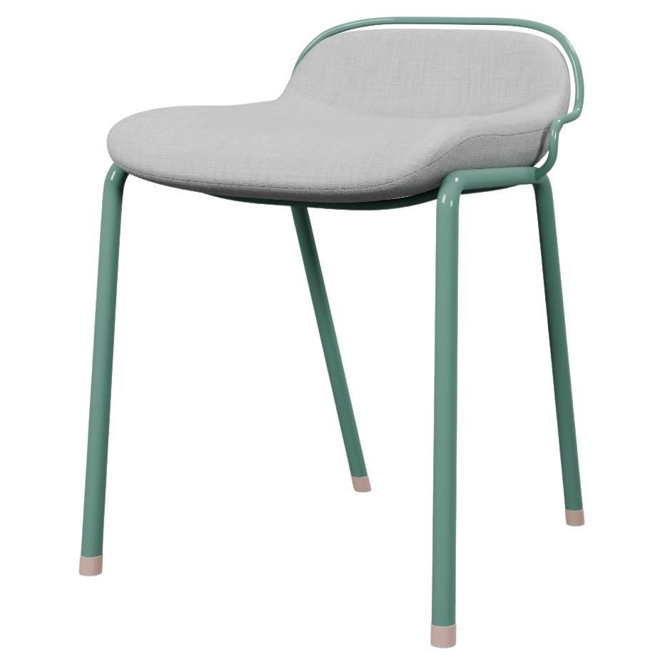 Sgabello industriale con finitura verde mare DUV e tessuto crema realizzato a mano da Fabrice in vendita