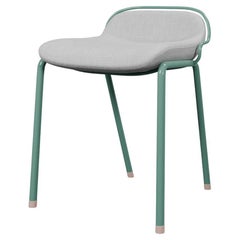 Sgabello industriale con finitura verde mare DUV e tessuto crema realizzato a mano da Fabrice