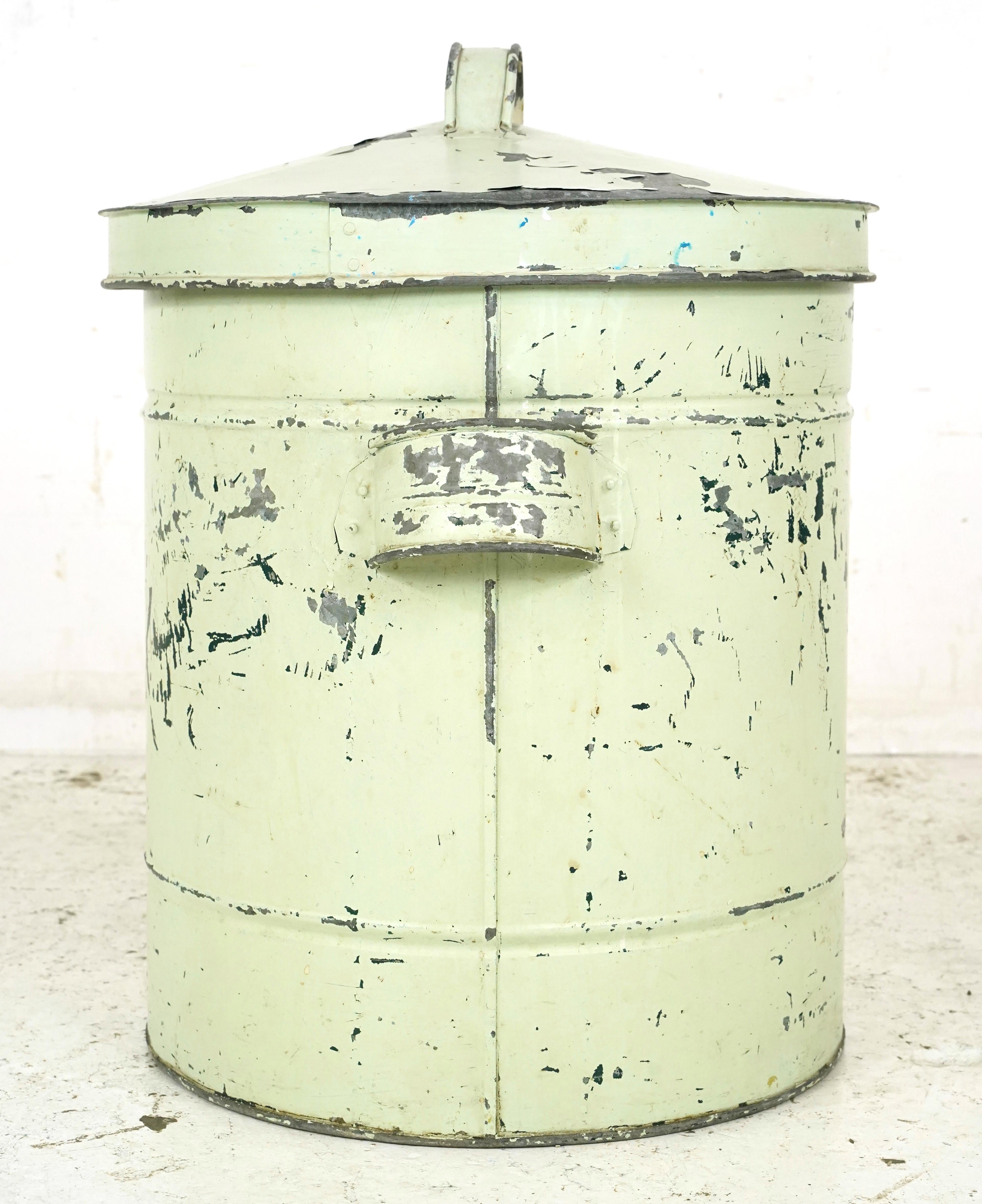 Can industriale Greene & Greene in acciaio con coperchio in vendita 6