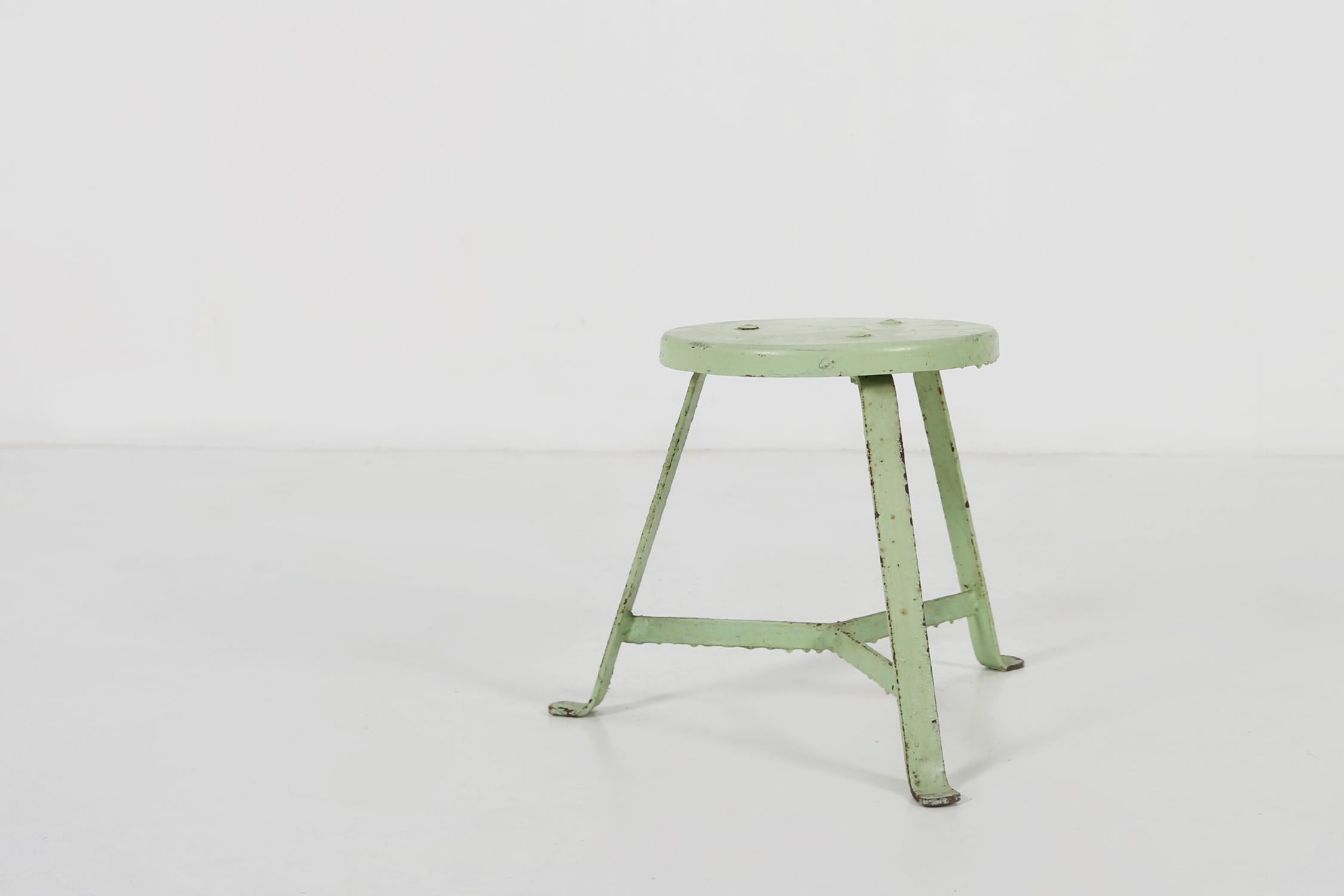 Industrial stool painted in green with a steel base and wooden top.
Whit some great patina.

Measures: Diameter seating: 25 cm
Diameter base: 39 cm.