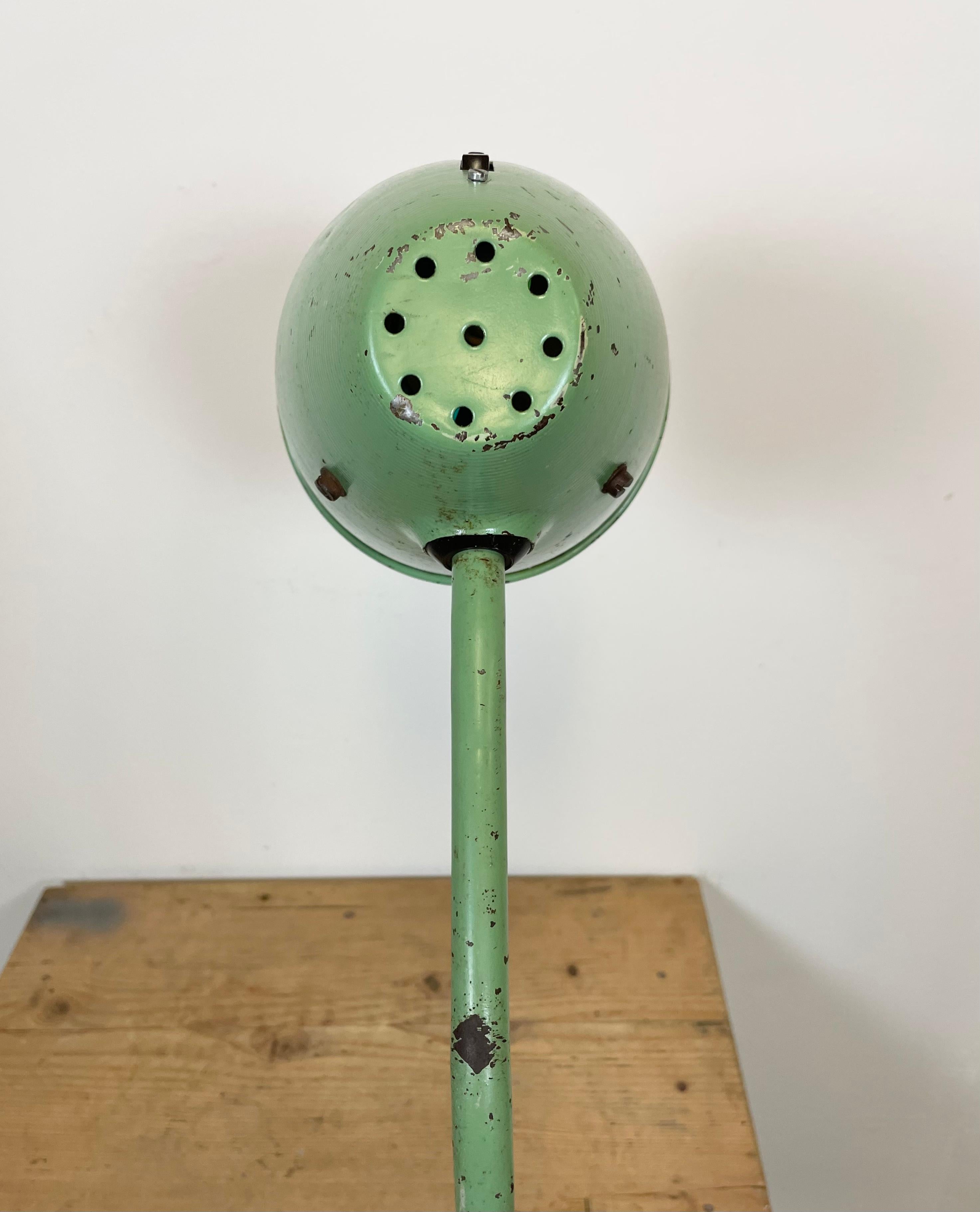 Lámpara de mesa verde industrial, años 60 en venta 6