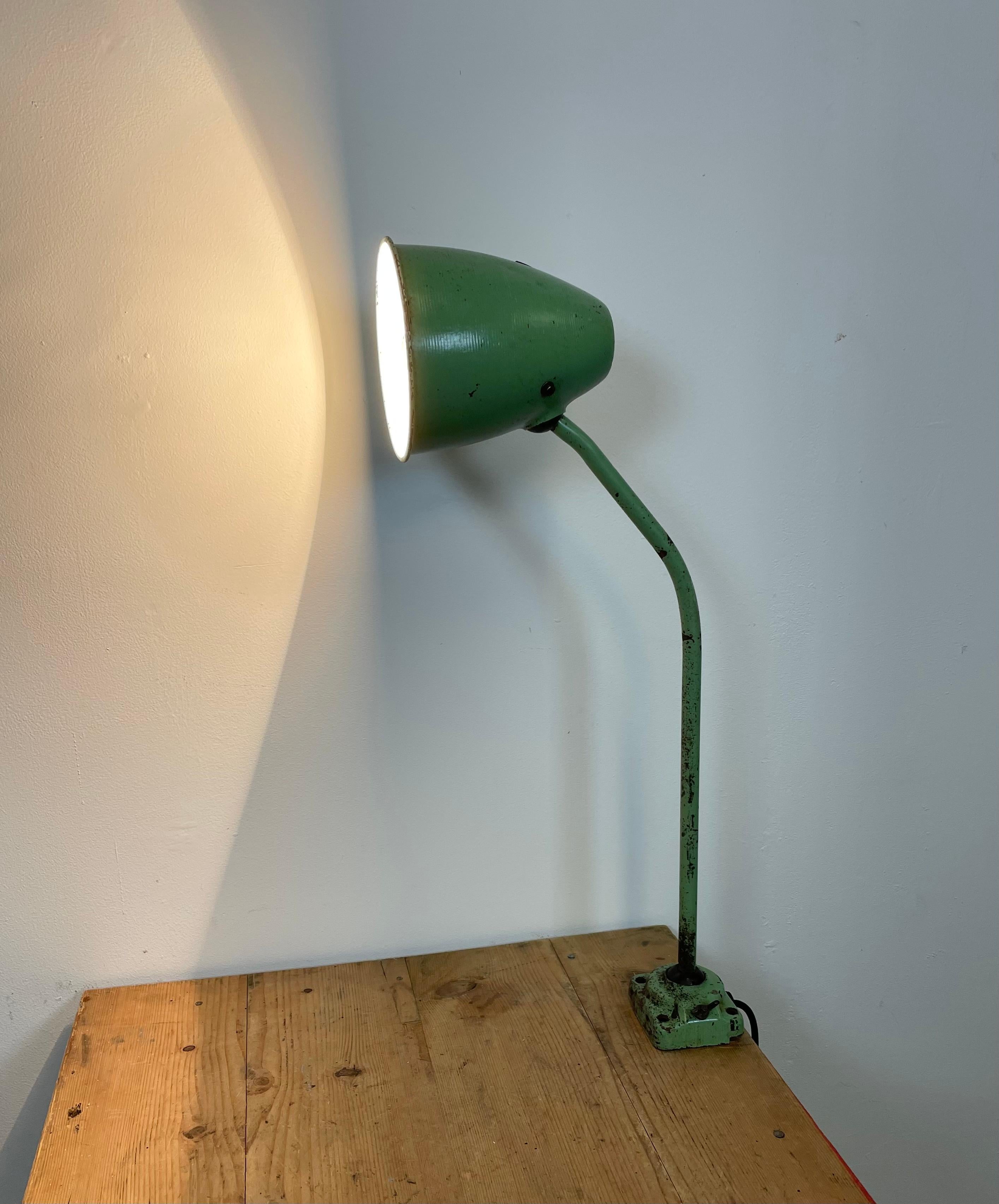 Lampe de bureau verte industrielle, années 1960 en vente 8