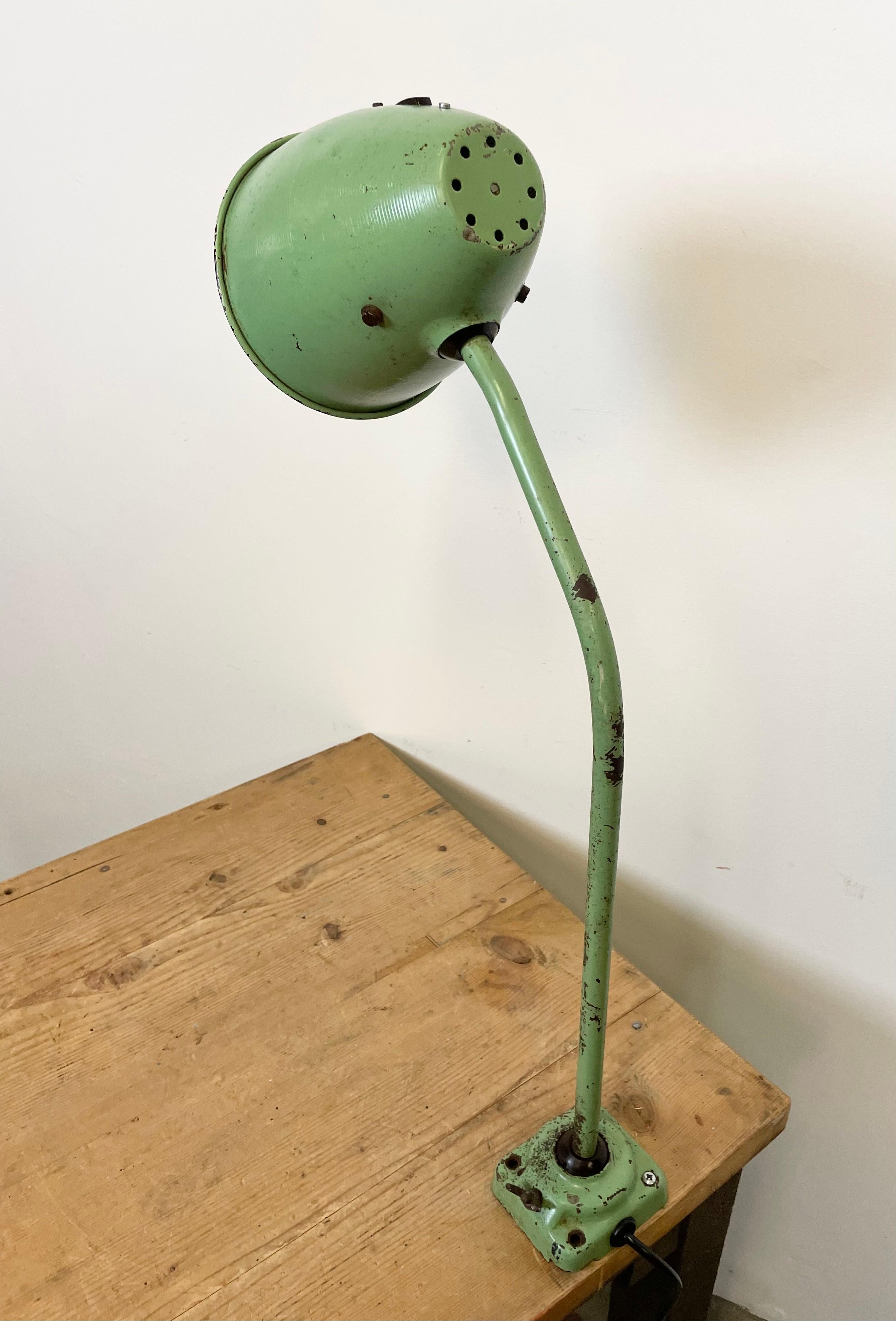 Peint Lampe de bureau verte industrielle, années 1960 en vente