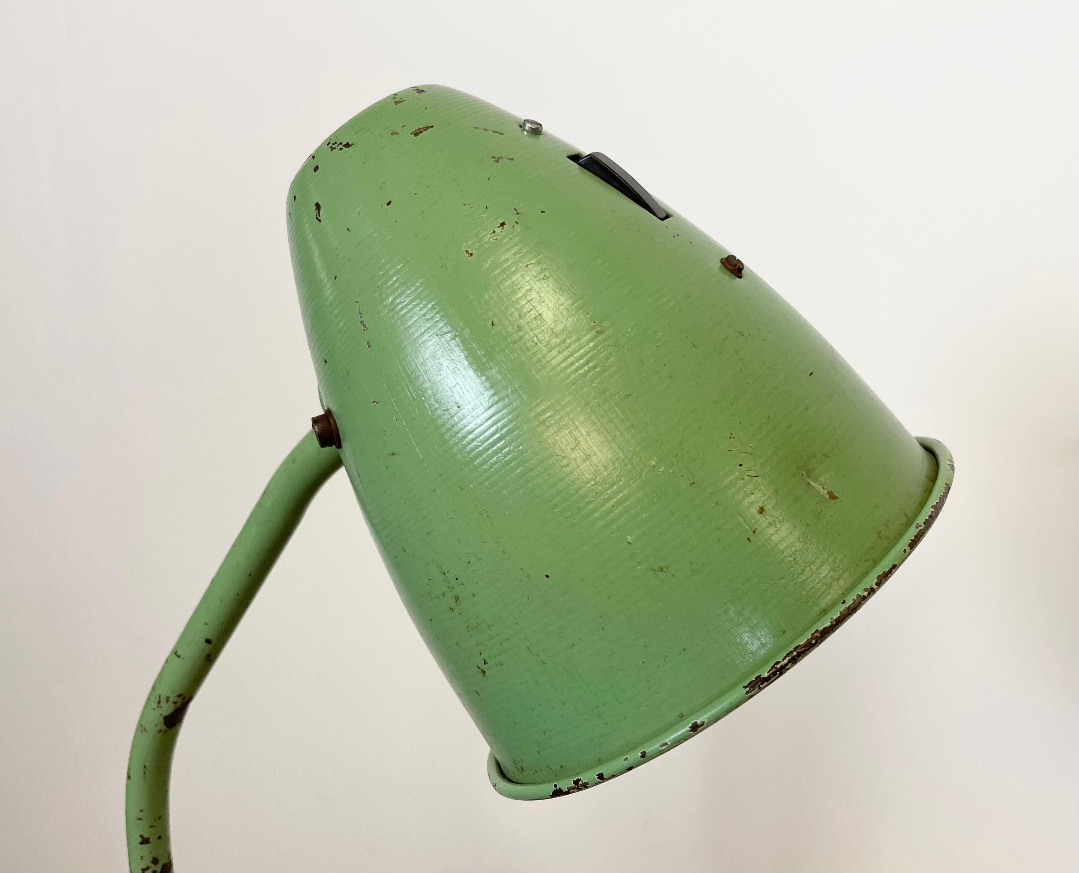 Fer Lampe de bureau verte industrielle, années 1960 en vente