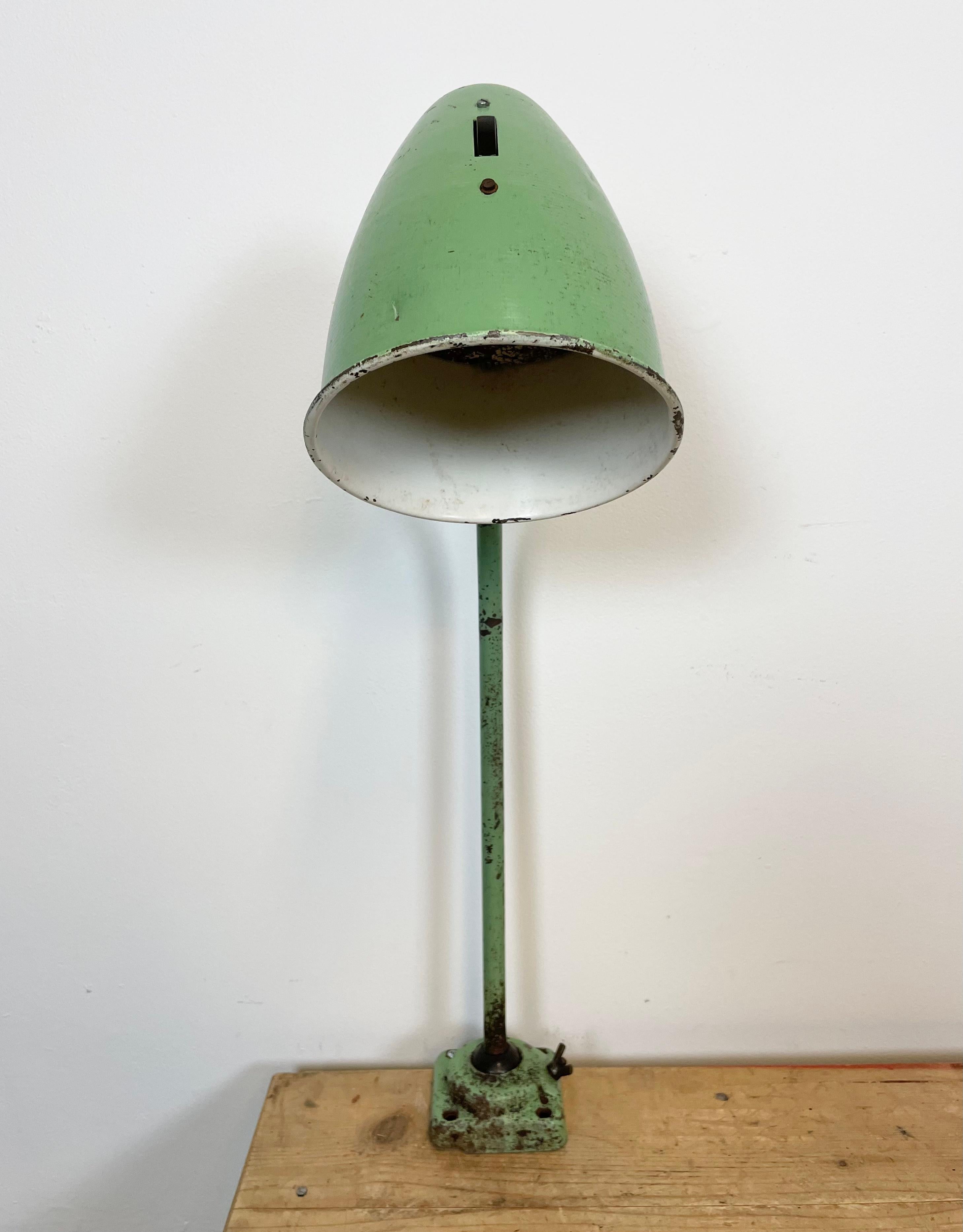 Lampe de bureau verte industrielle, années 1960 en vente 1