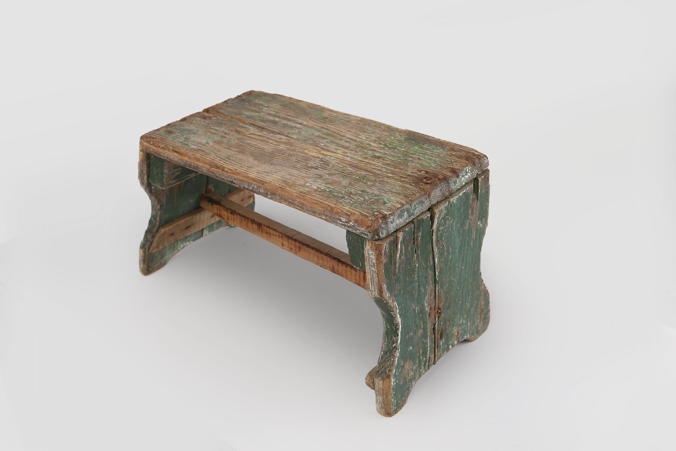 Industrial green wooden stool with nice patina, France 1900 For Sale 4