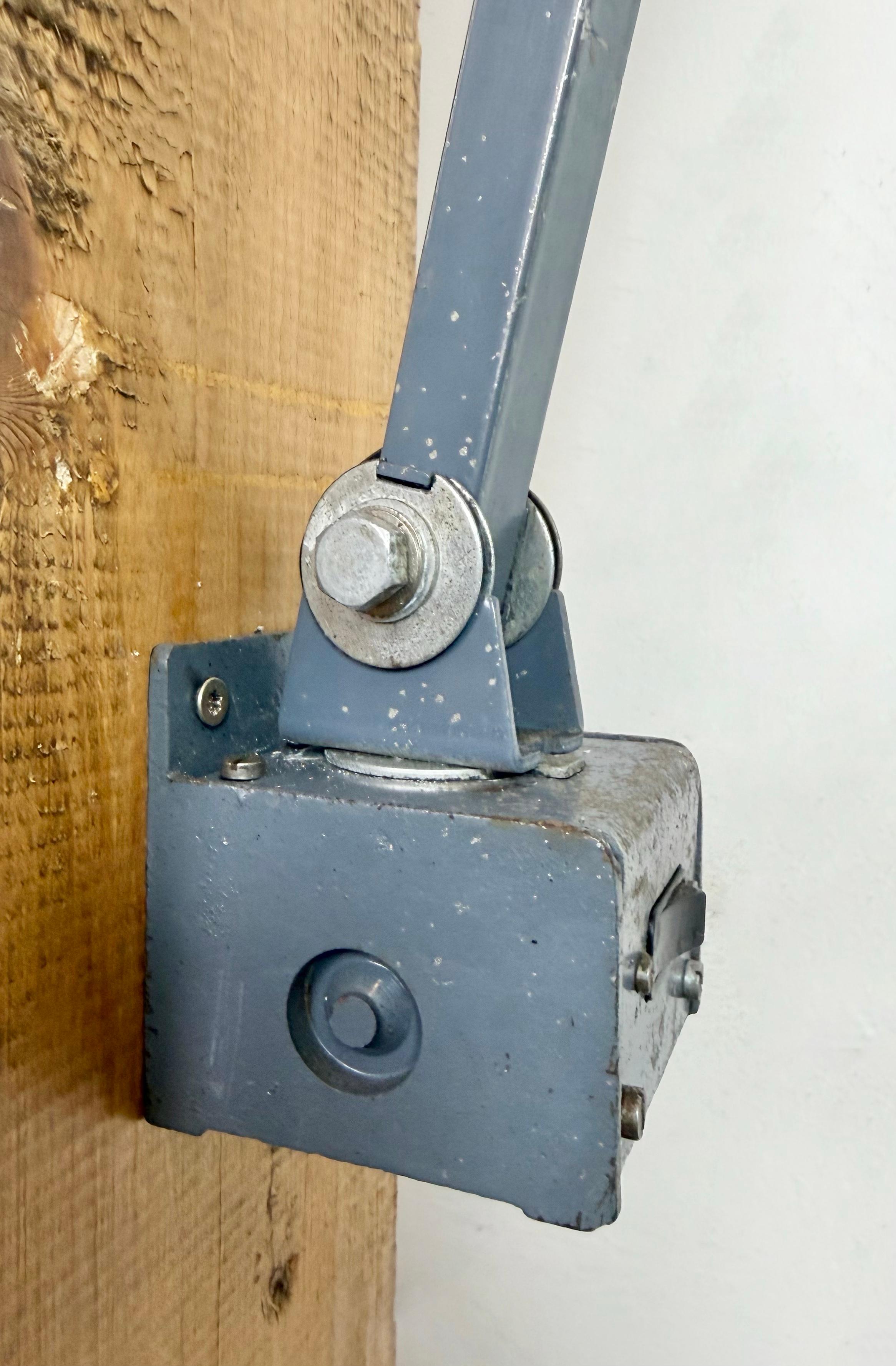 Lampada da parete regolabile grigio industriale di Memlite, anni '60 in vendita 4