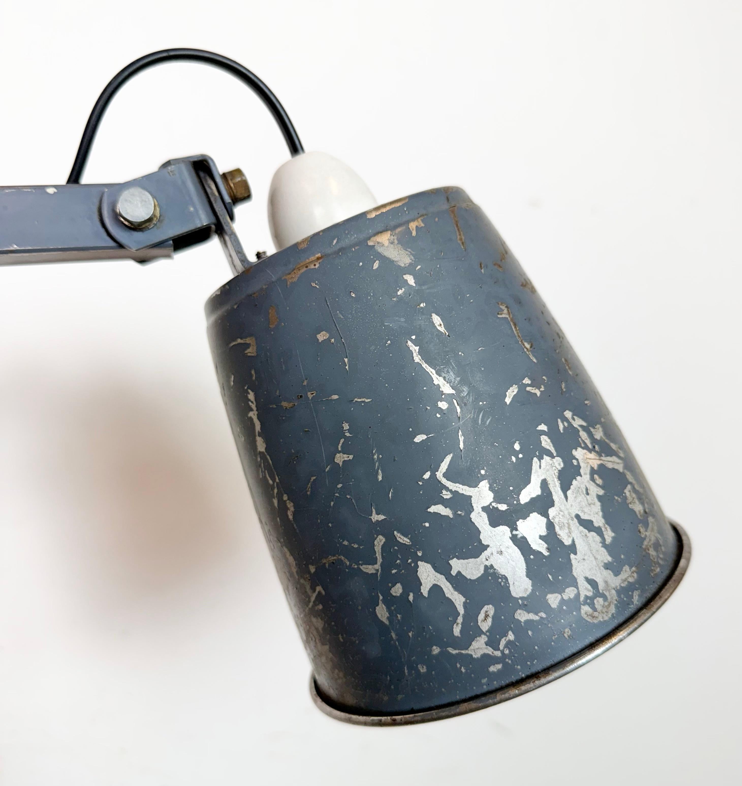 Lampada da parete regolabile grigio industriale di Memlite, anni '60 in vendita 5