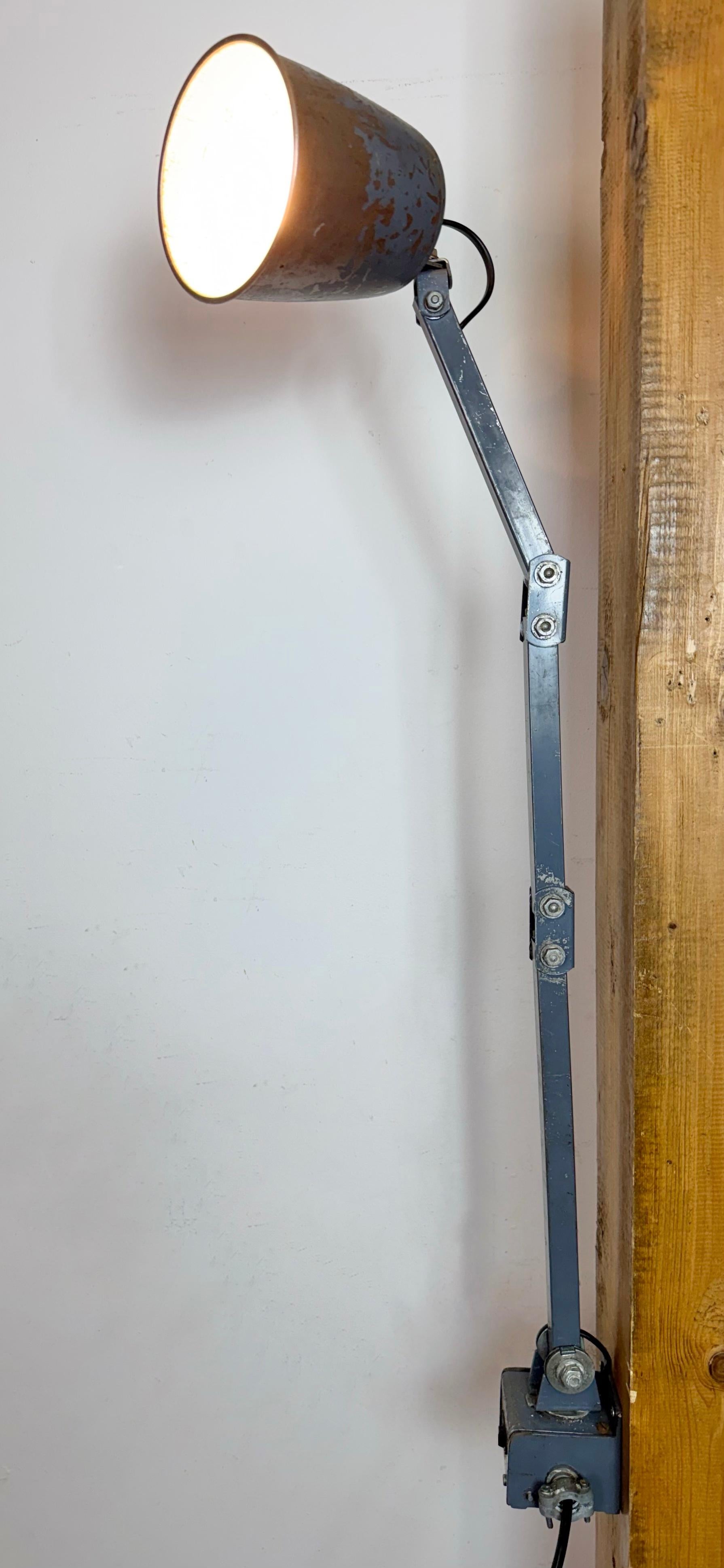 Lampada da parete regolabile grigio industriale di Memlite, anni '60 in vendita 10