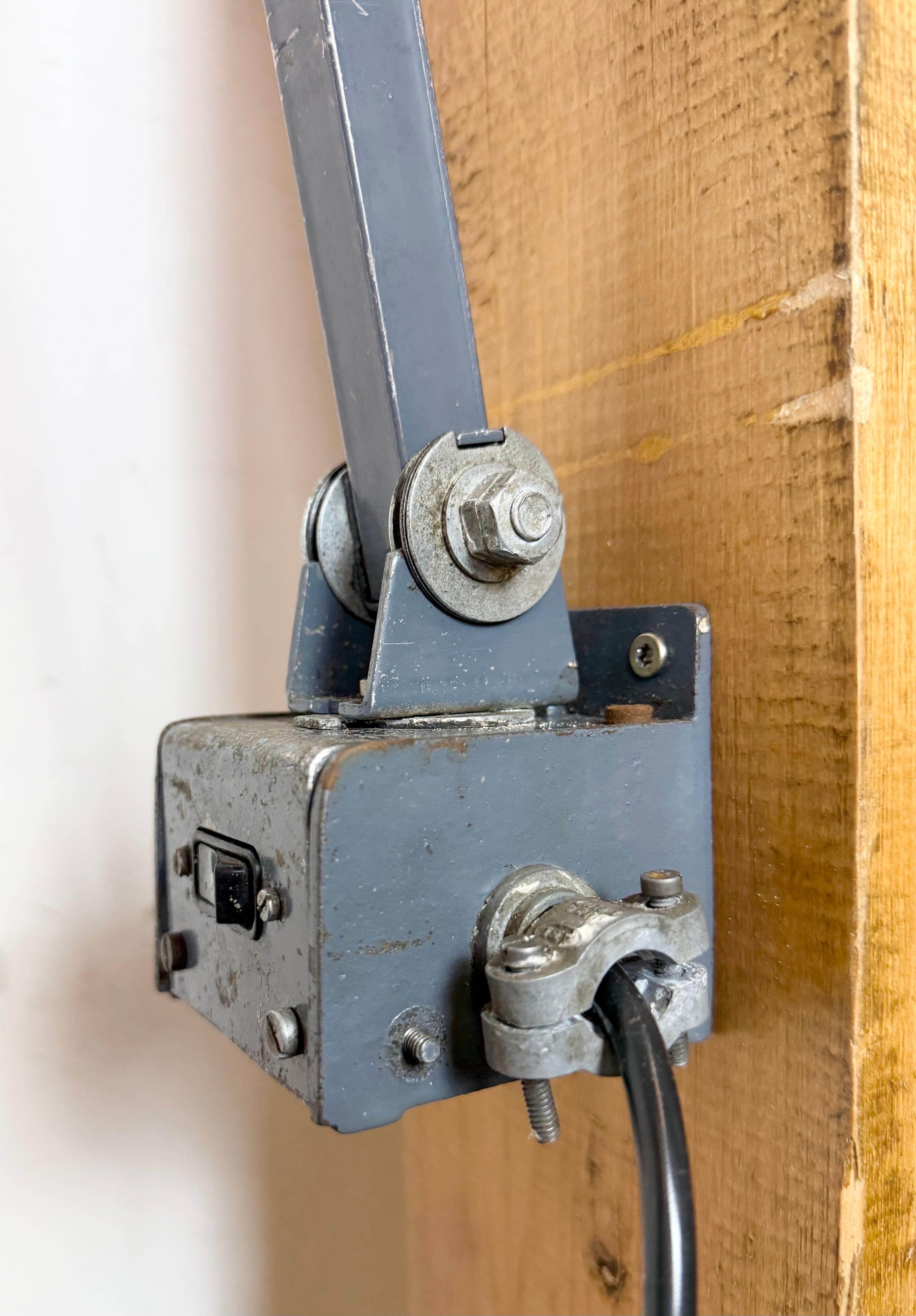 Industriale Lampada da parete regolabile grigio industriale di Memlite, anni '60 in vendita