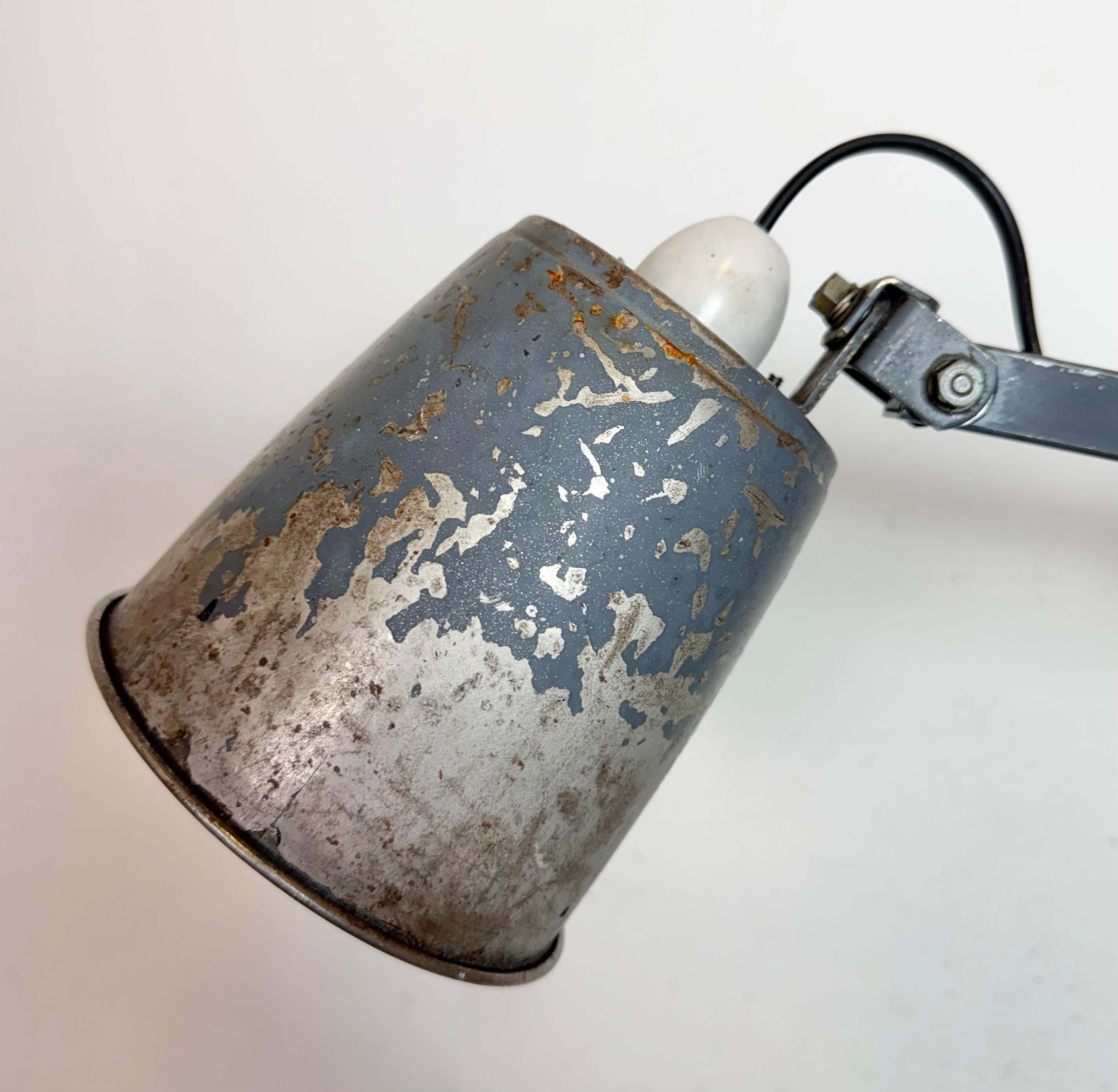 Britannico Lampada da parete regolabile grigio industriale di Memlite, anni '60 in vendita