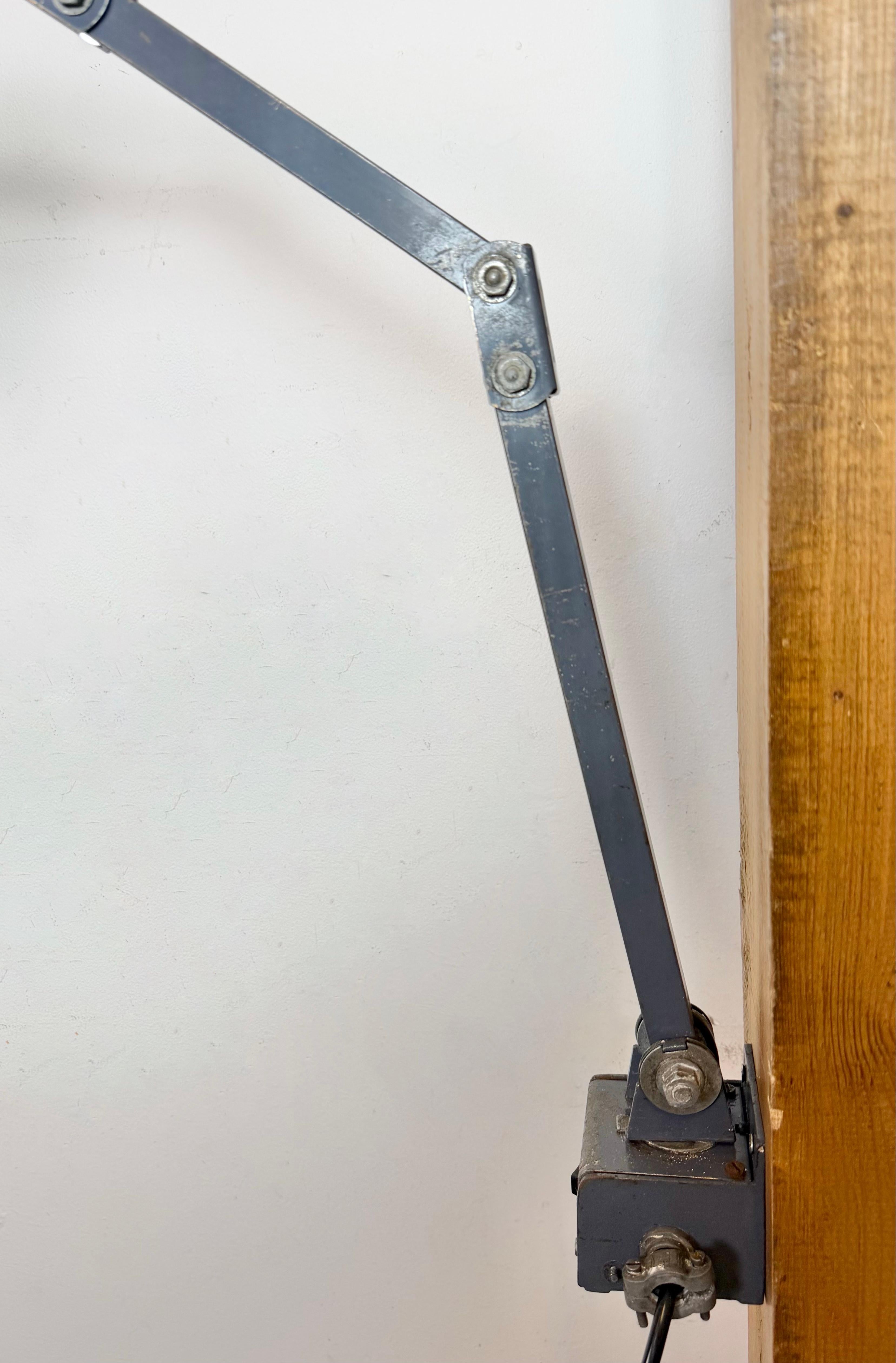 Lampada da parete regolabile grigio industriale di Memlite, anni '60 In condizioni buone in vendita a Kojetice, CZ