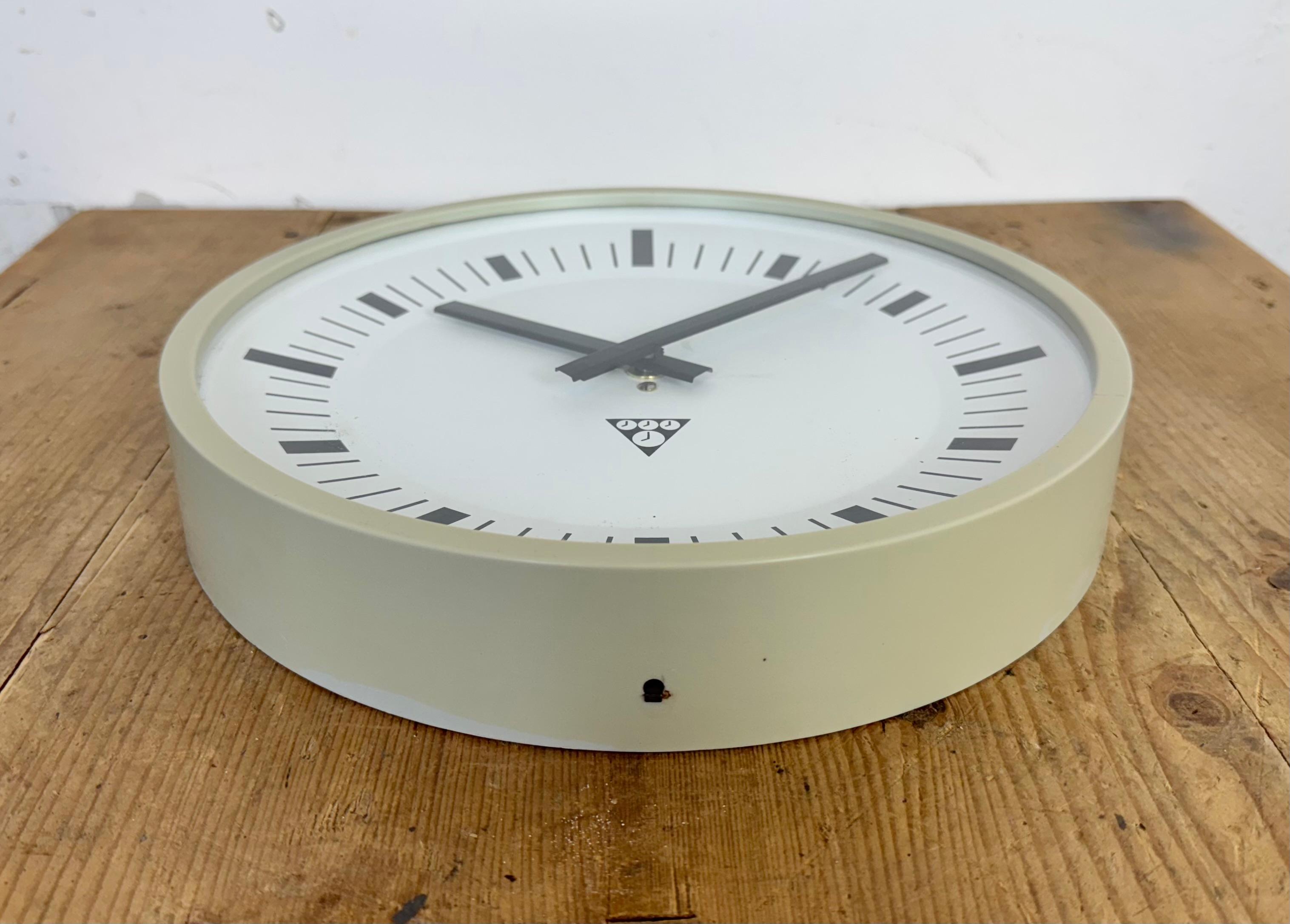 Horloge murale industrielle en bakélite grise de Pragotron, 1970 en vente 3