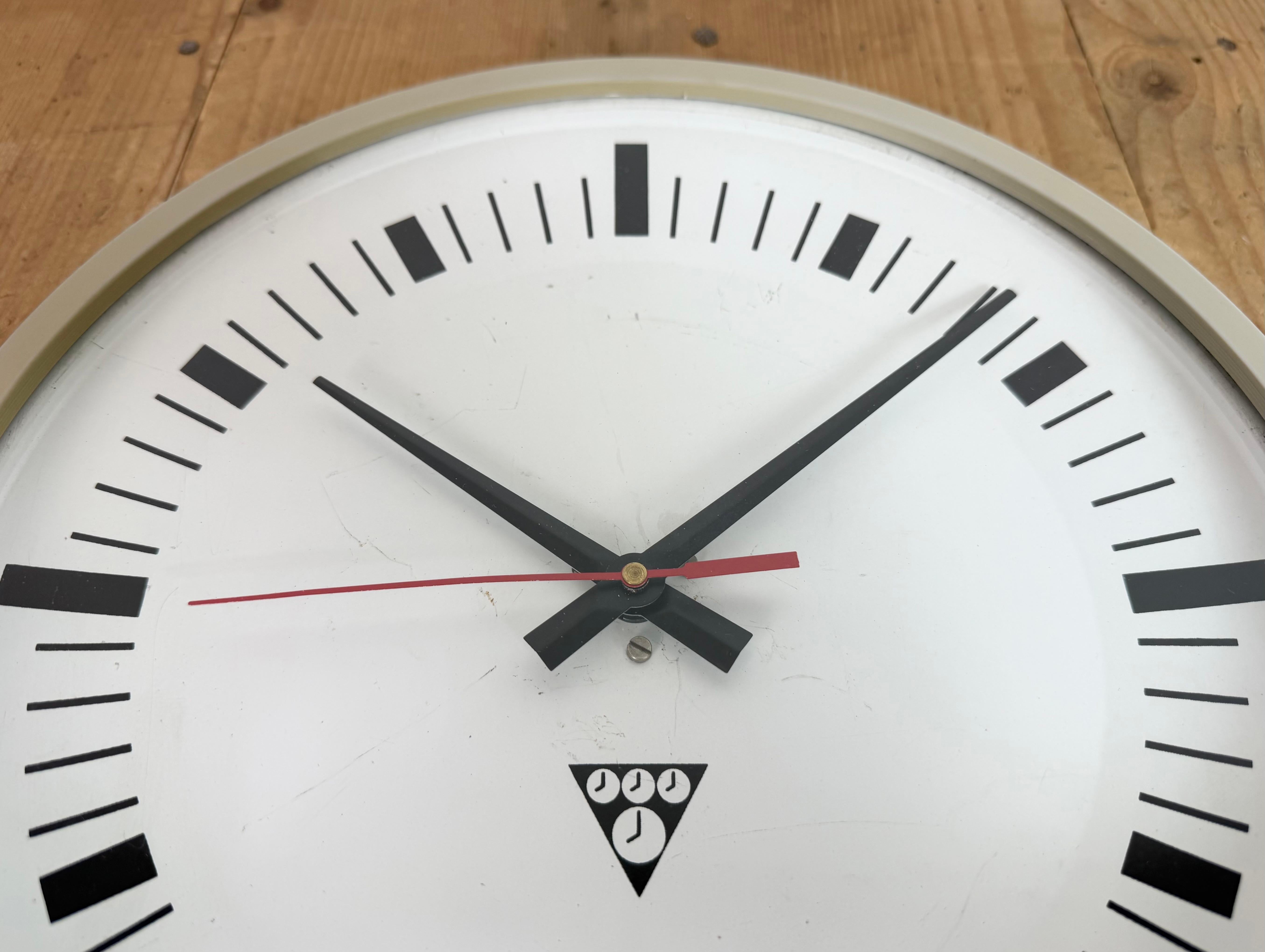Industrial Grey Bakelite Wall Clock From Pragotron, 1970s For Sale 4