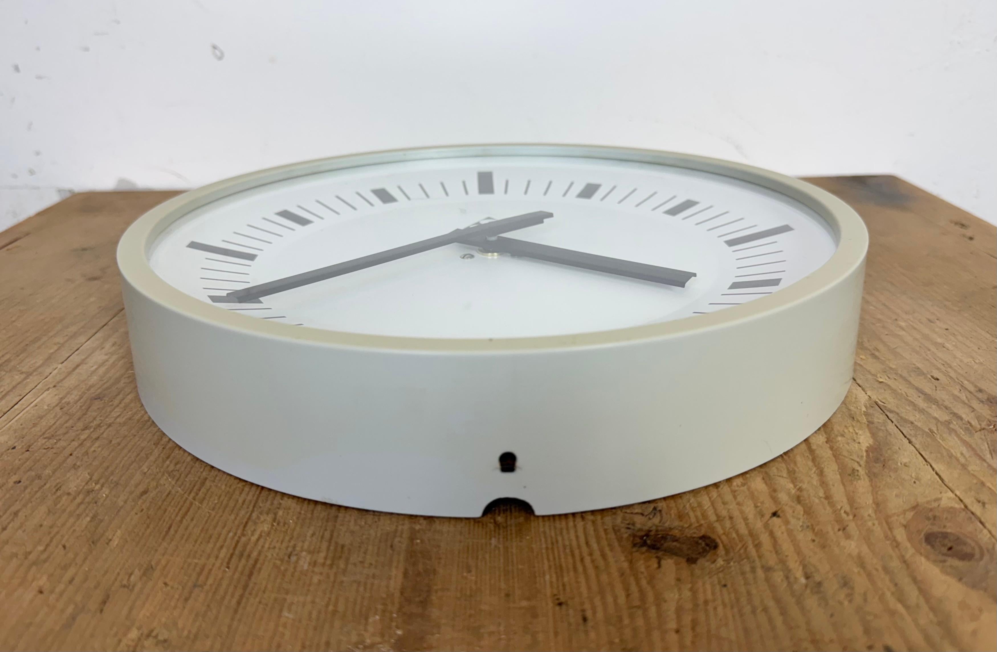 Horloge murale industrielle en bakélite grise de Pragotron, 1970 en vente 4