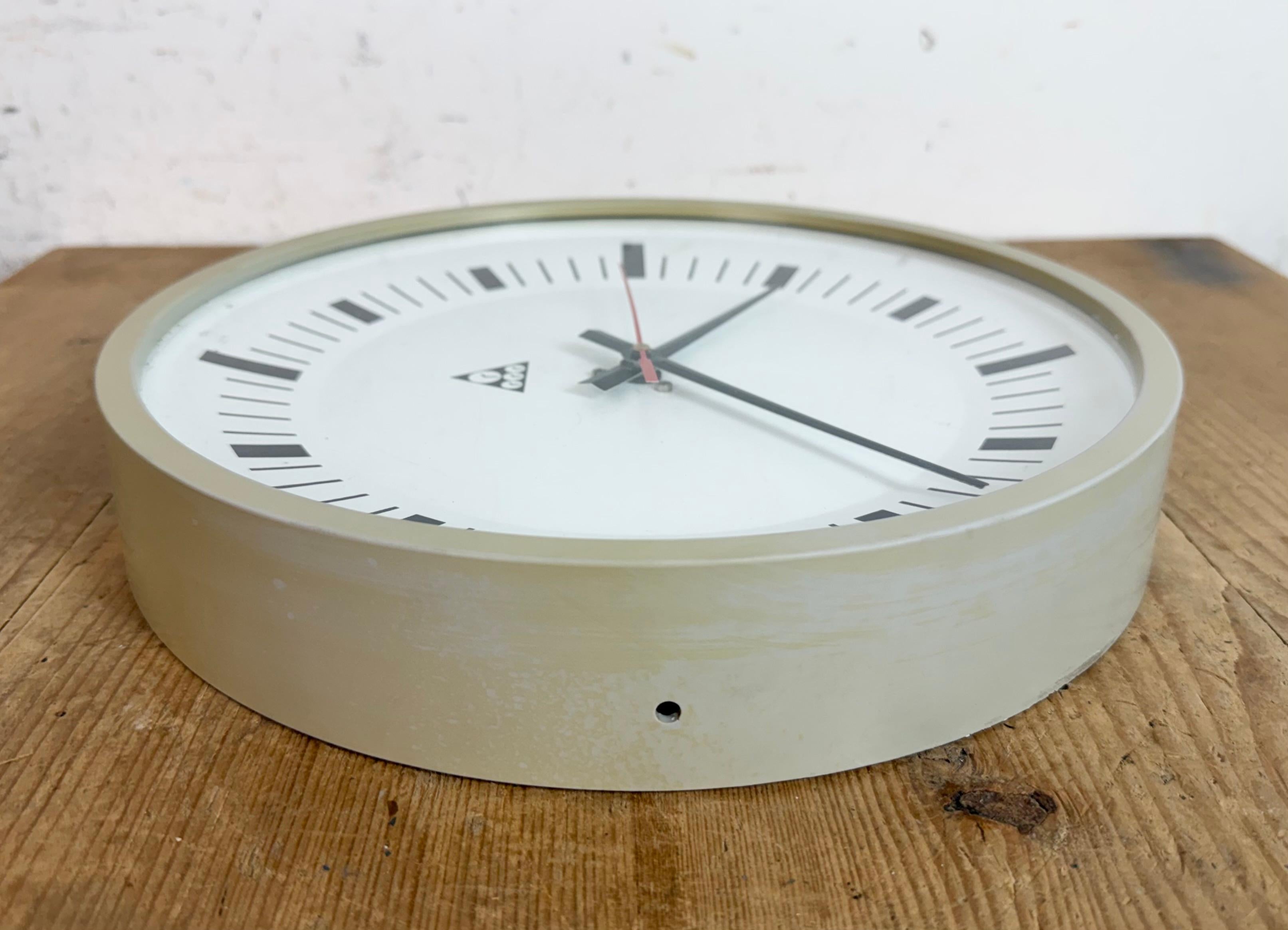 Industrial Grey Bakelite Wall Clock From Pragotron, 1970s For Sale 5