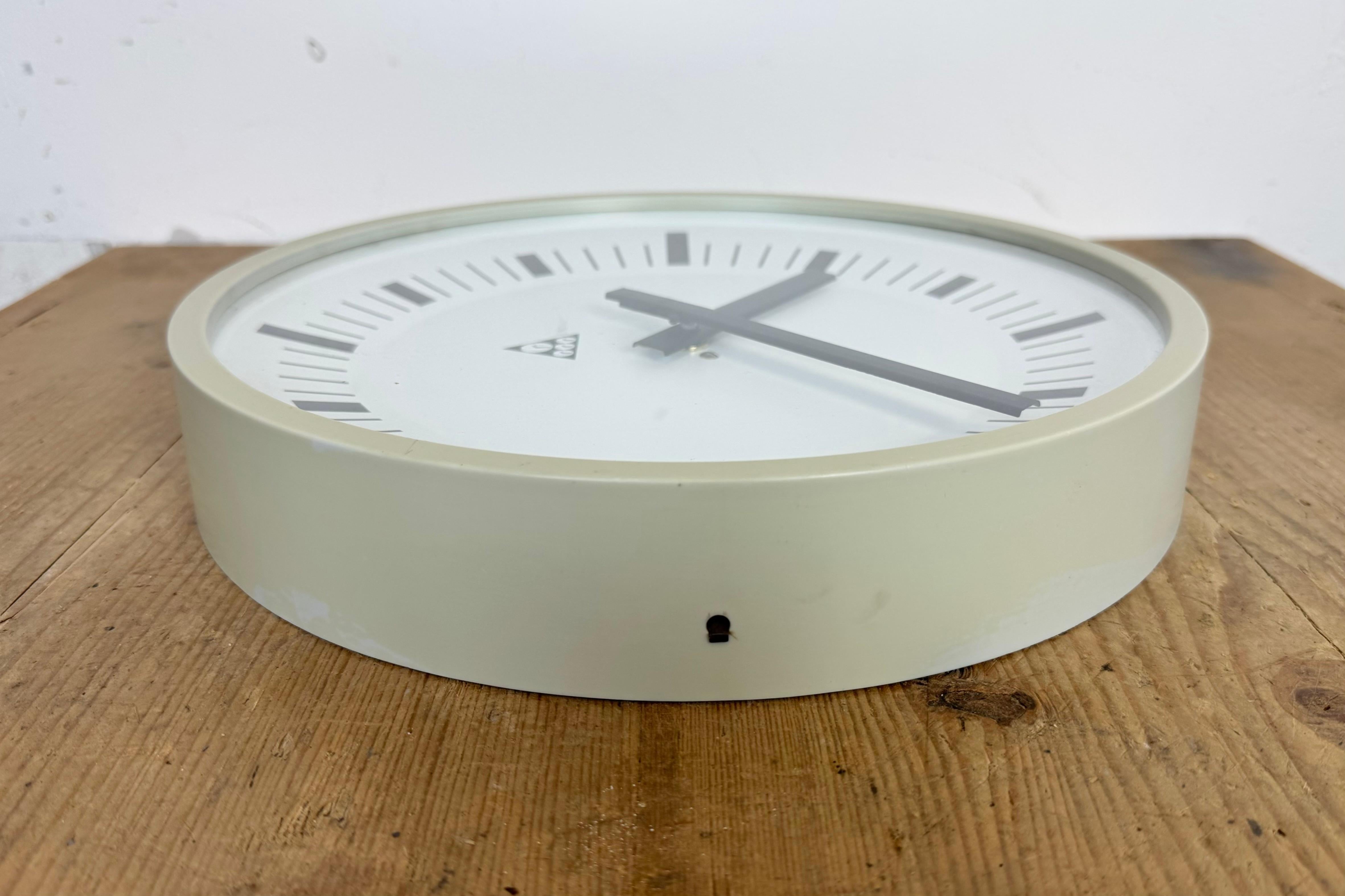 Horloge murale industrielle en bakélite grise de Pragotron, 1970 en vente 5