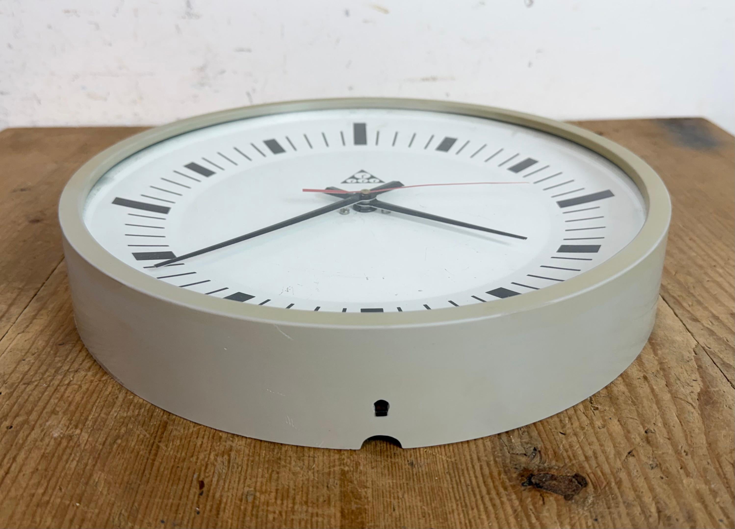 Industrial Grey Bakelite Wall Clock From Pragotron, 1970s For Sale 6