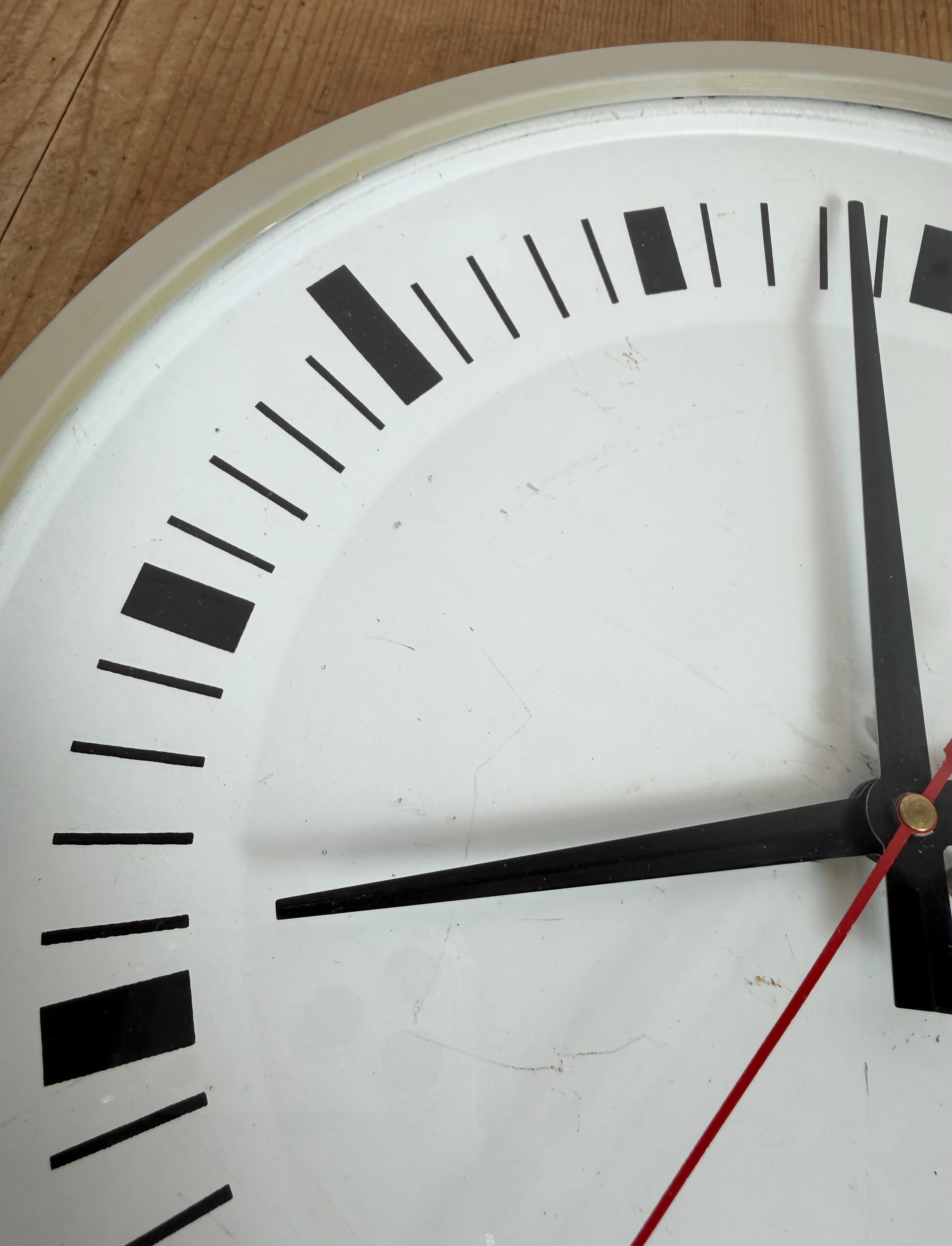 Industrial Grey Bakelite Wall Clock From Pragotron, 1970s For Sale 7