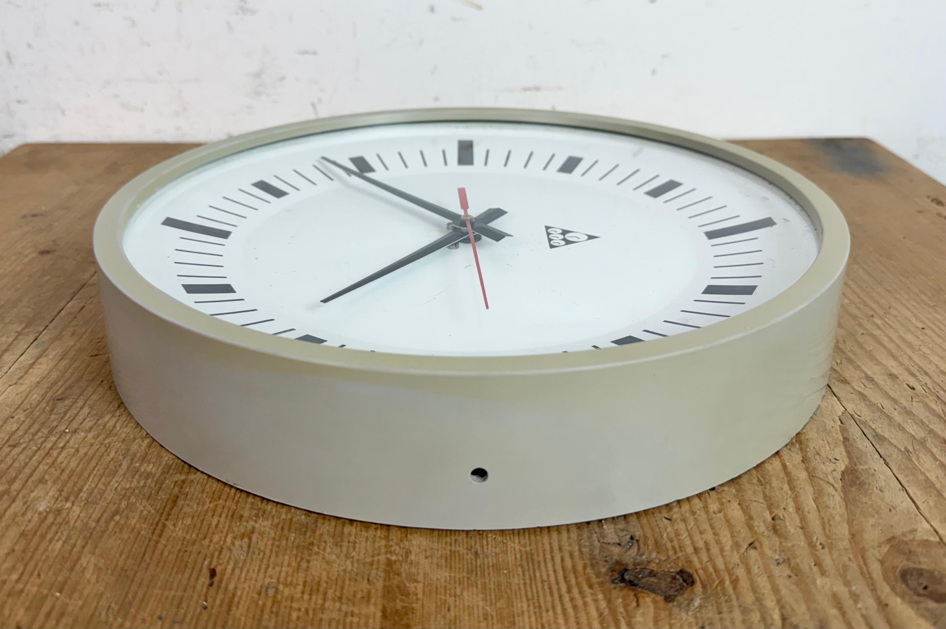 Industrial Grey Bakelite Wall Clock From Pragotron, 1970s For Sale 8