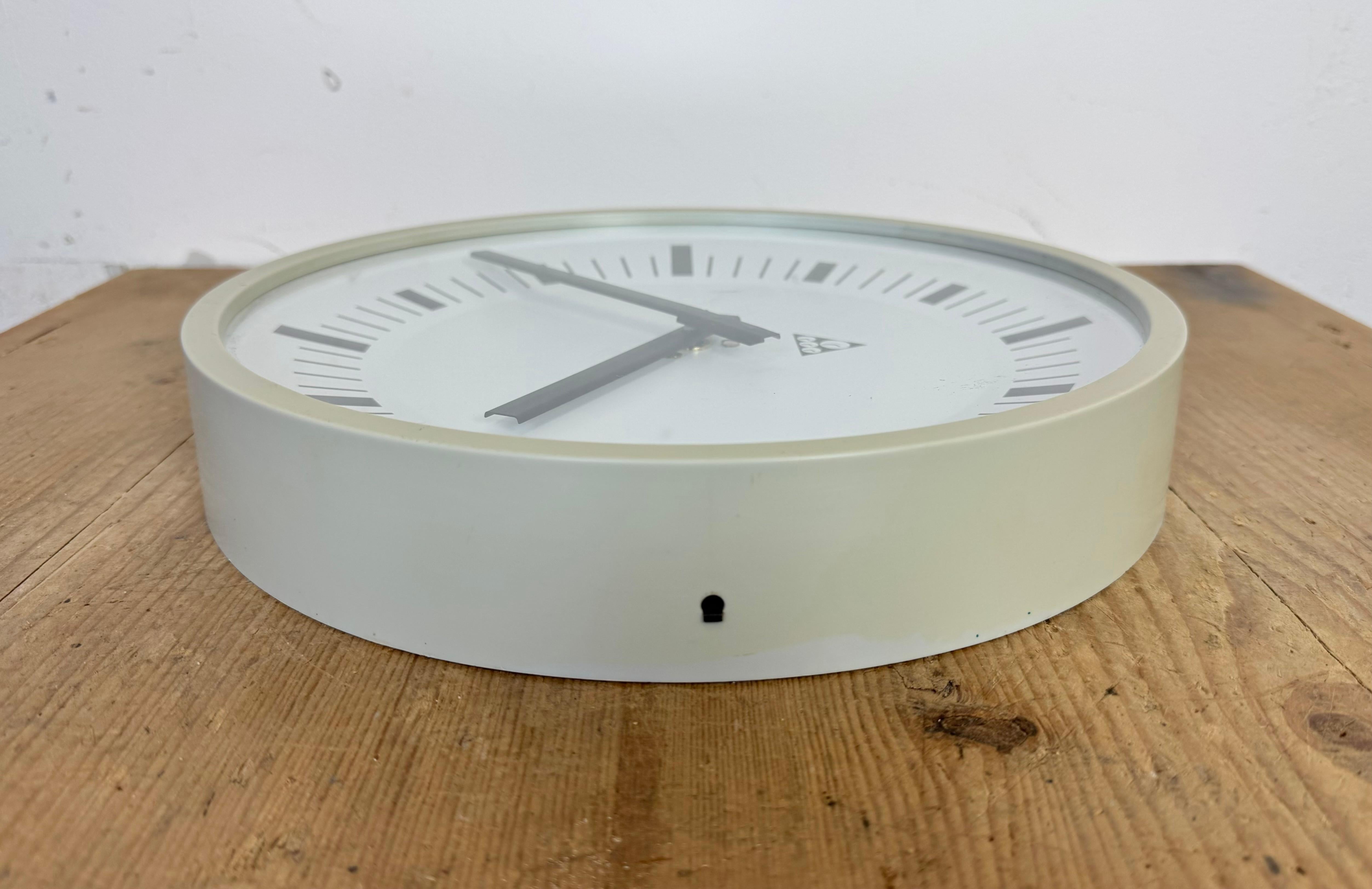 Horloge murale industrielle en bakélite grise de Pragotron, 1970 en vente 8