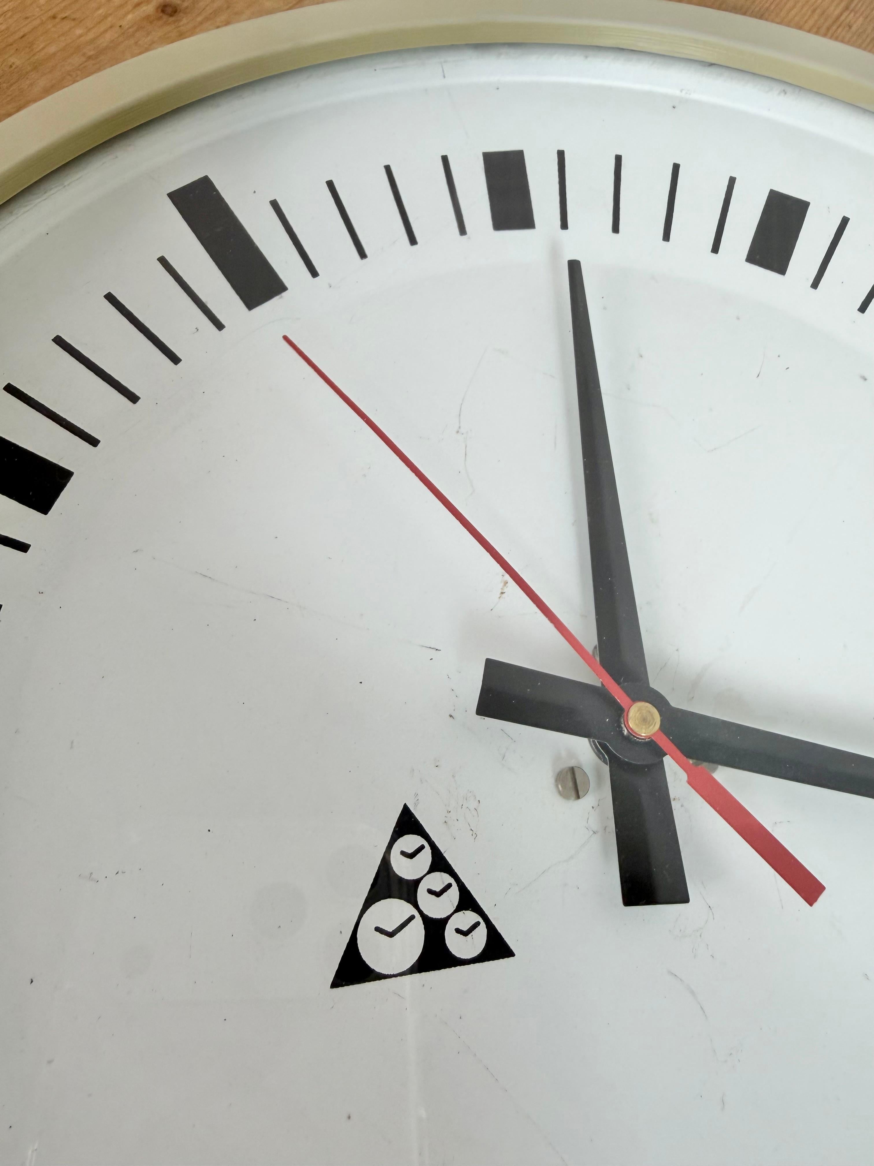 Industrial Grey Bakelite Wall Clock From Pragotron, 1970s For Sale 9