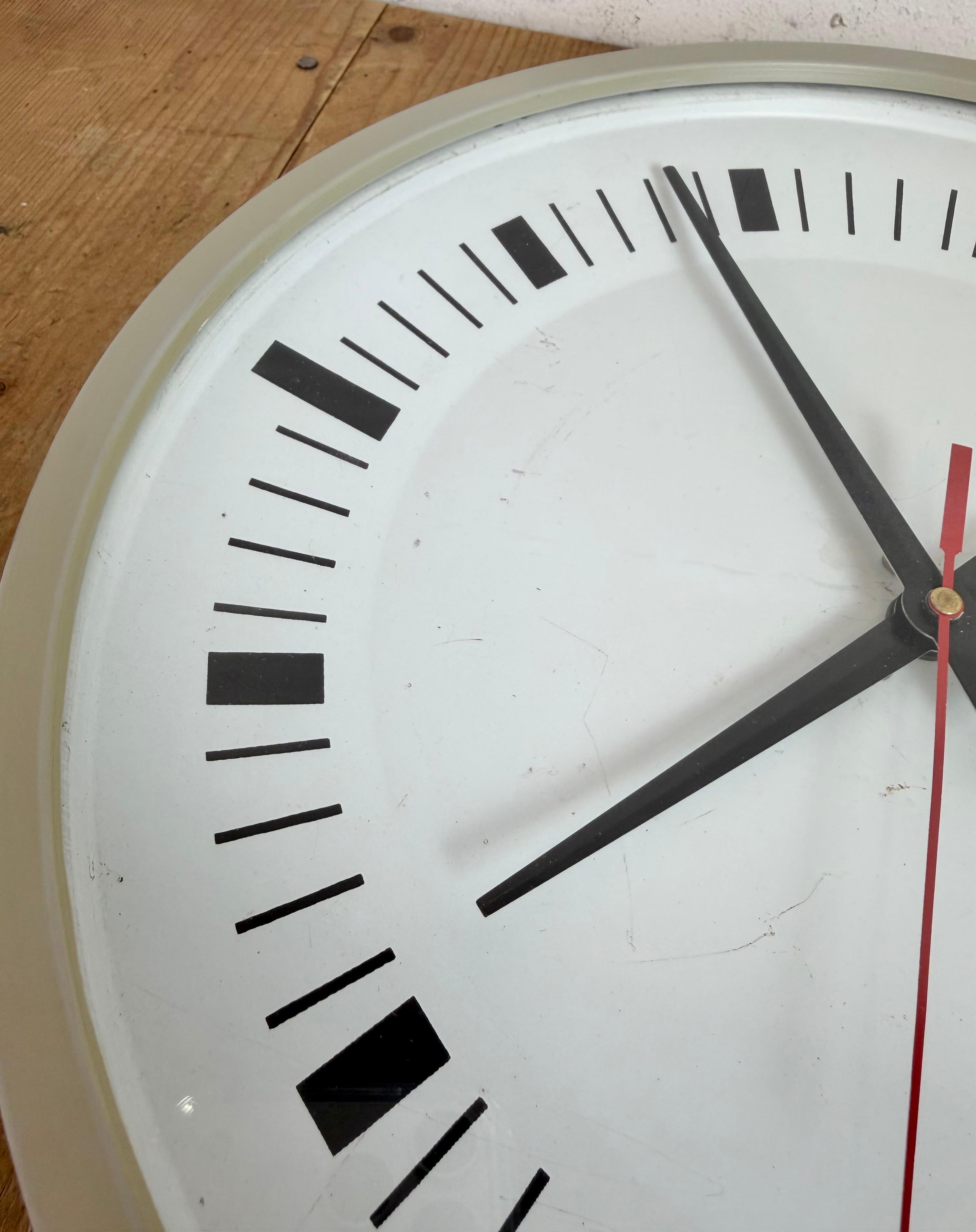 Industrial Grey Bakelite Wall Clock From Pragotron, 1970s For Sale 10