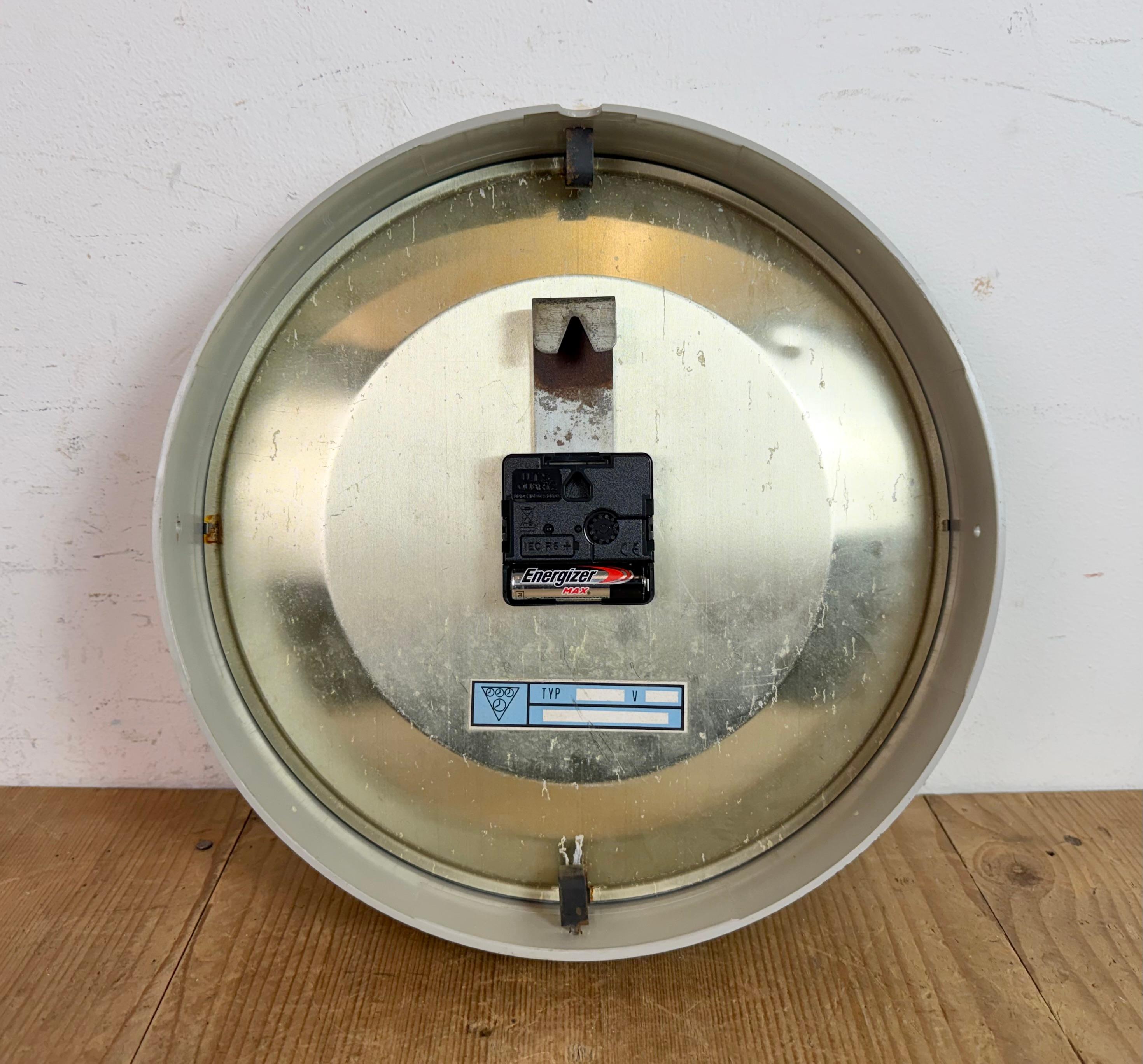 Industrial Grey Bakelite Wall Clock From Pragotron, 1970s For Sale 12