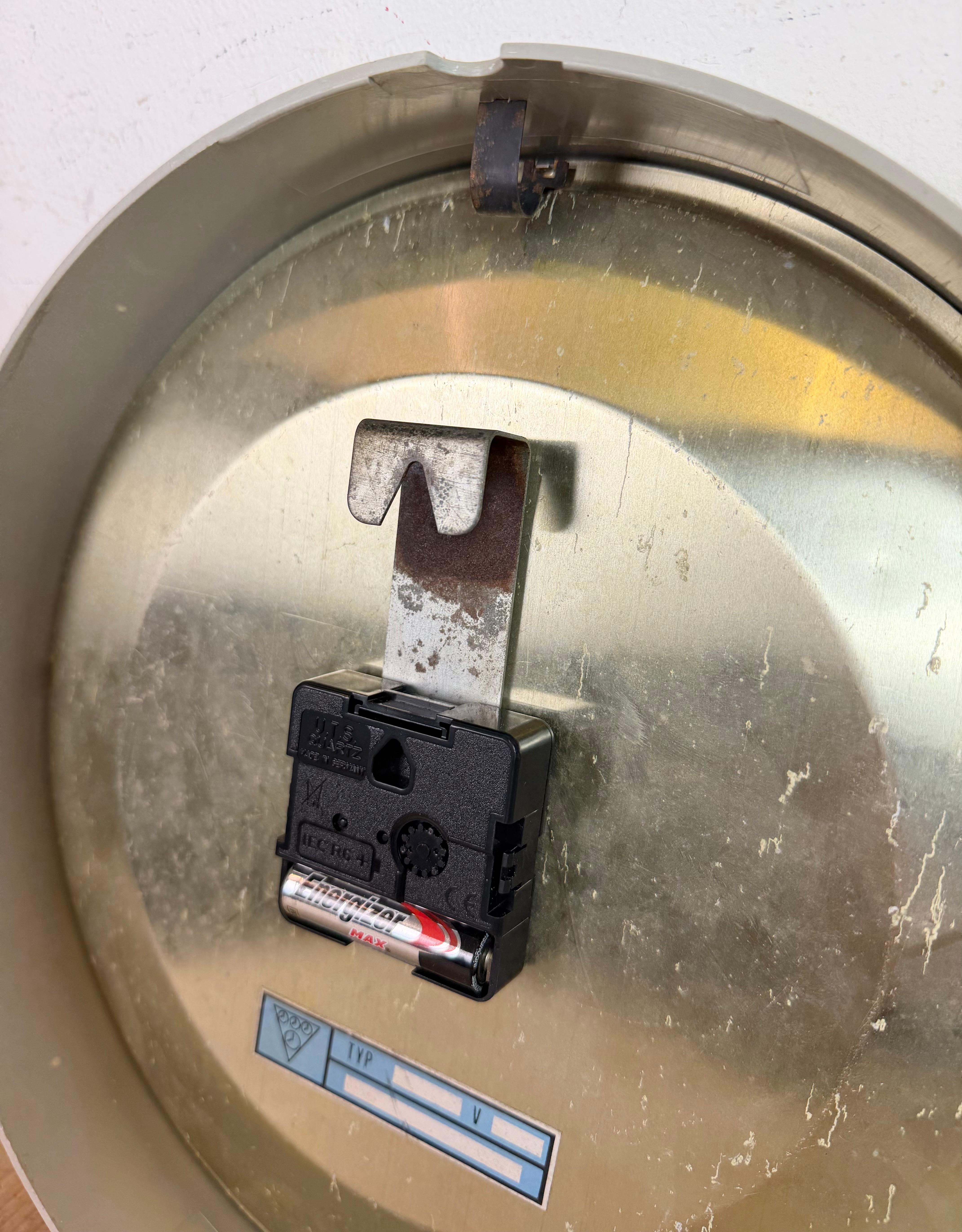 Industrial Grey Bakelite Wall Clock From Pragotron, 1970s For Sale 13