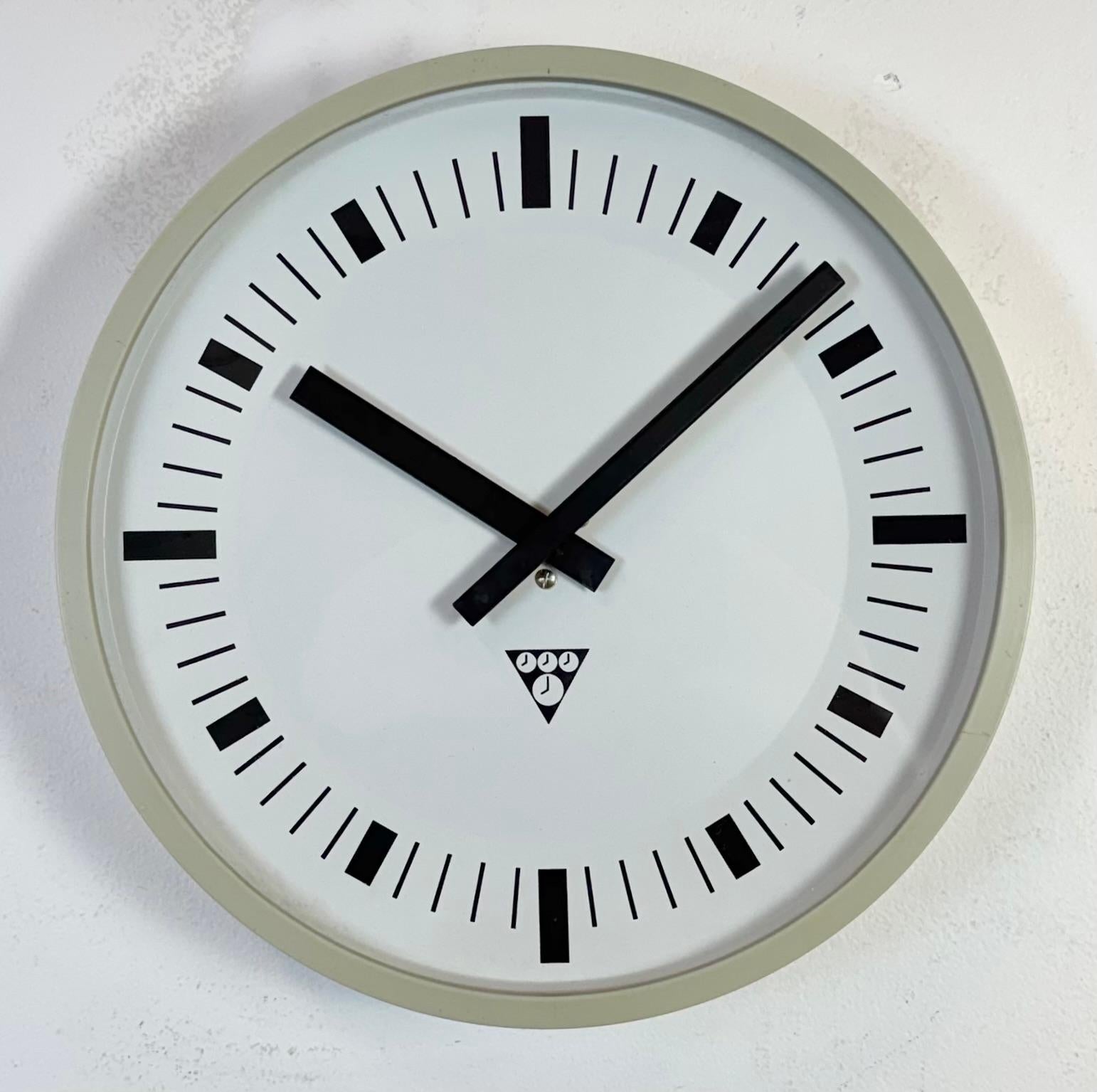Industriel Horloge murale industrielle en bakélite grise de Pragotron, 1970 en vente