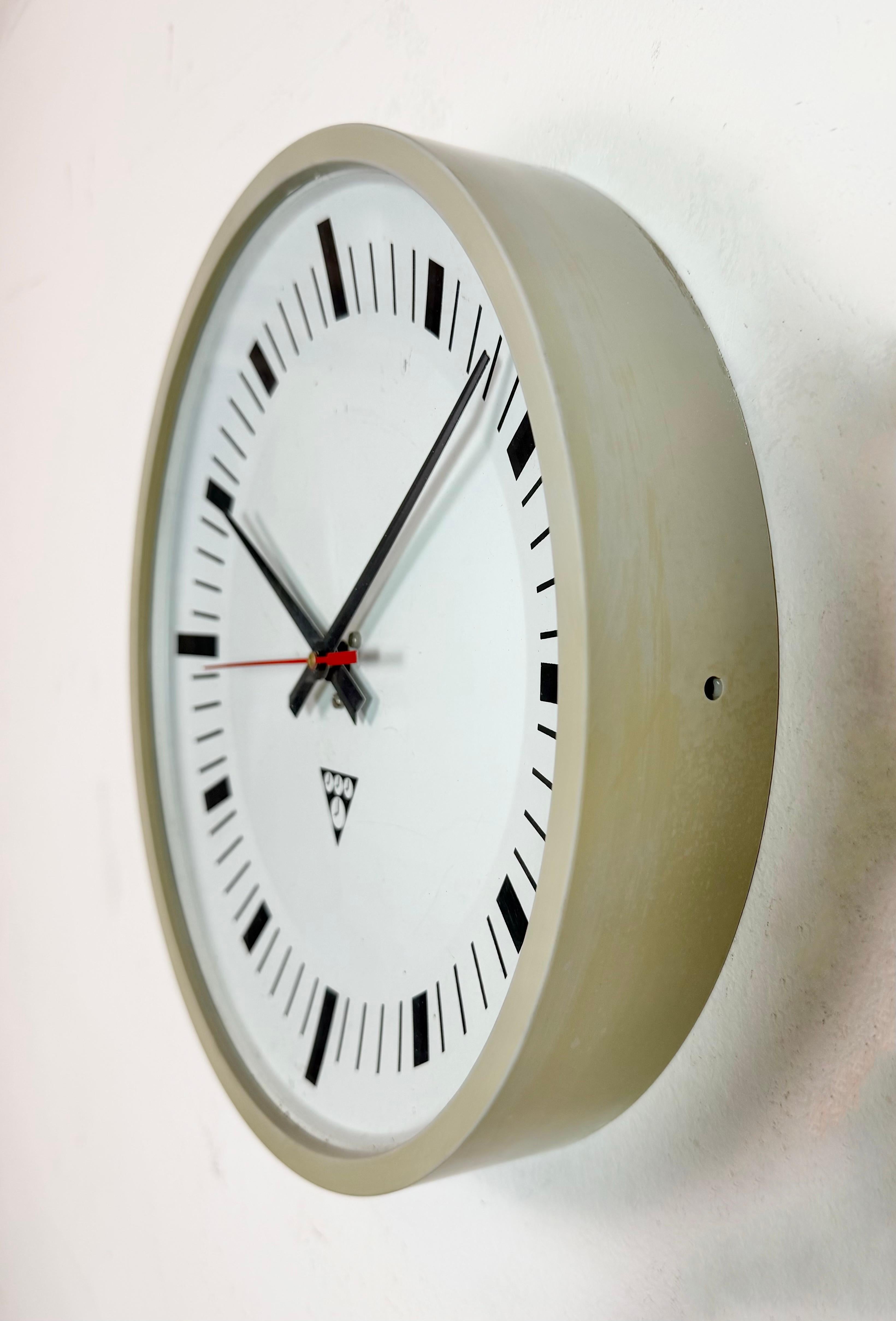 Industrial Grey Bakelite Wall Clock From Pragotron, 1970s In Good Condition For Sale In Kojetice, CZ