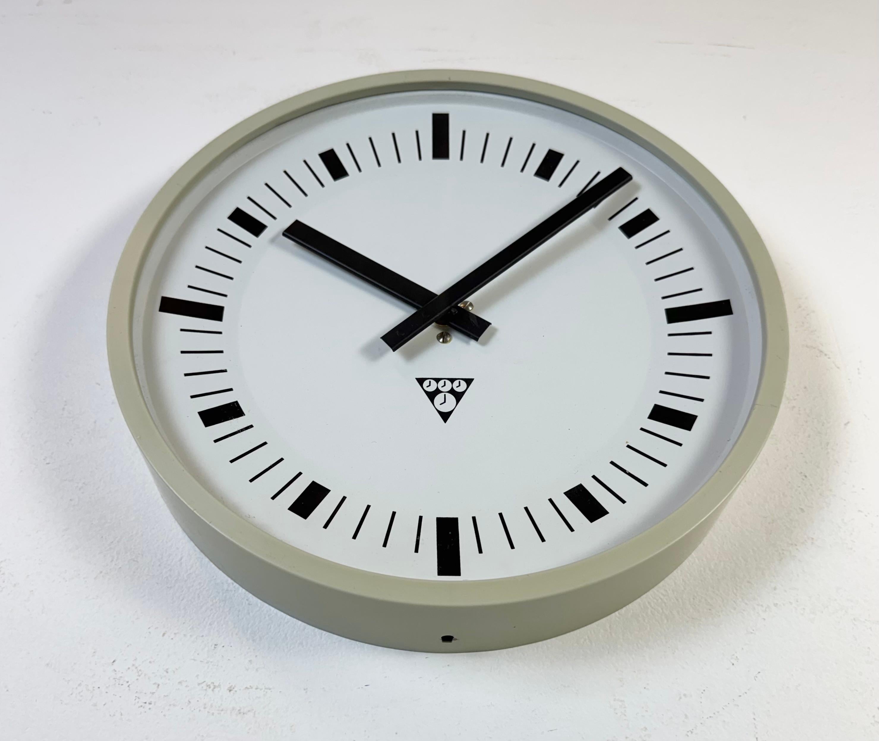 Horloge murale industrielle en bakélite grise de Pragotron, 1970 Bon état - En vente à Kojetice, CZ