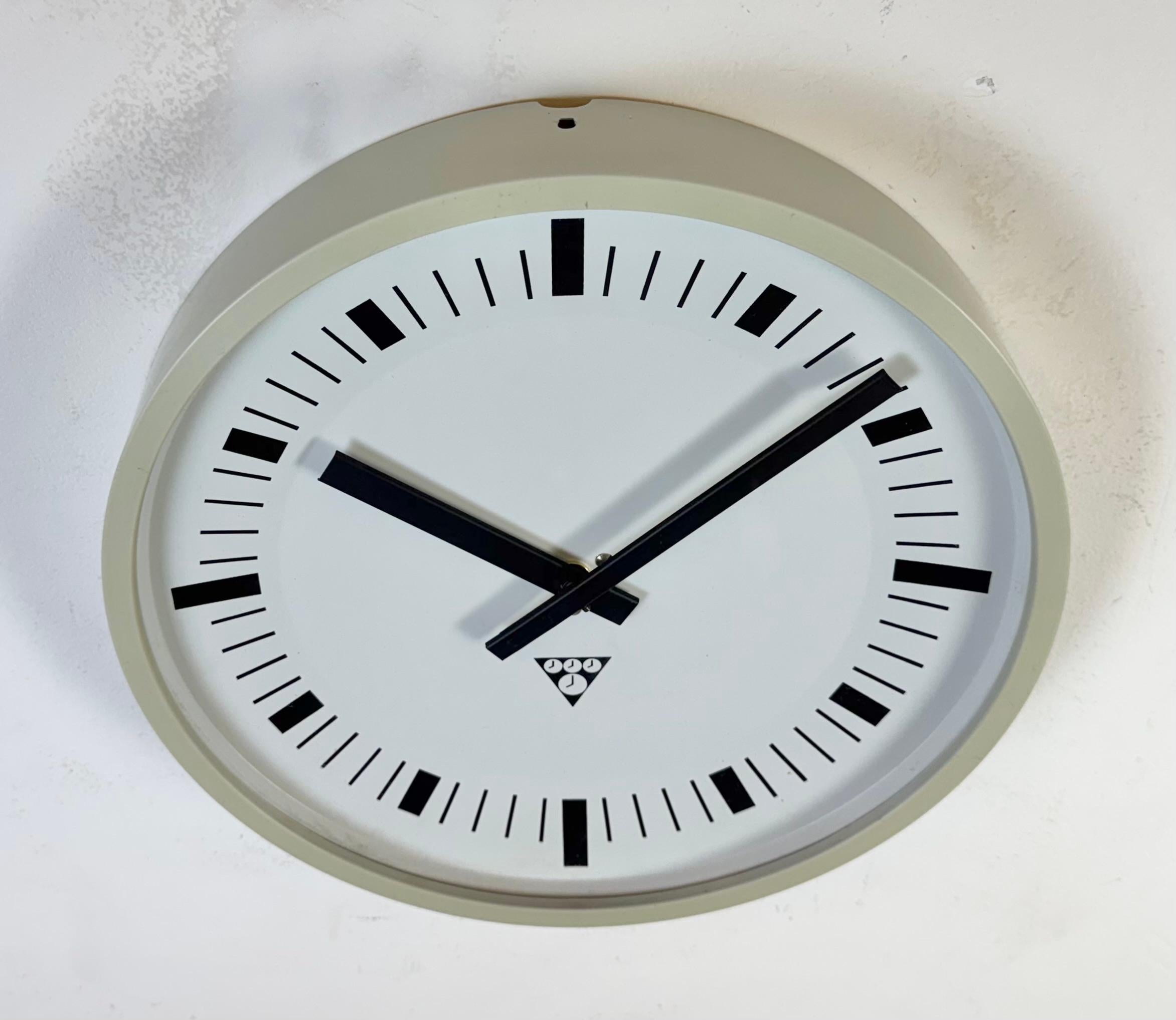 Fin du 20e siècle Horloge murale industrielle en bakélite grise de Pragotron, 1970 en vente