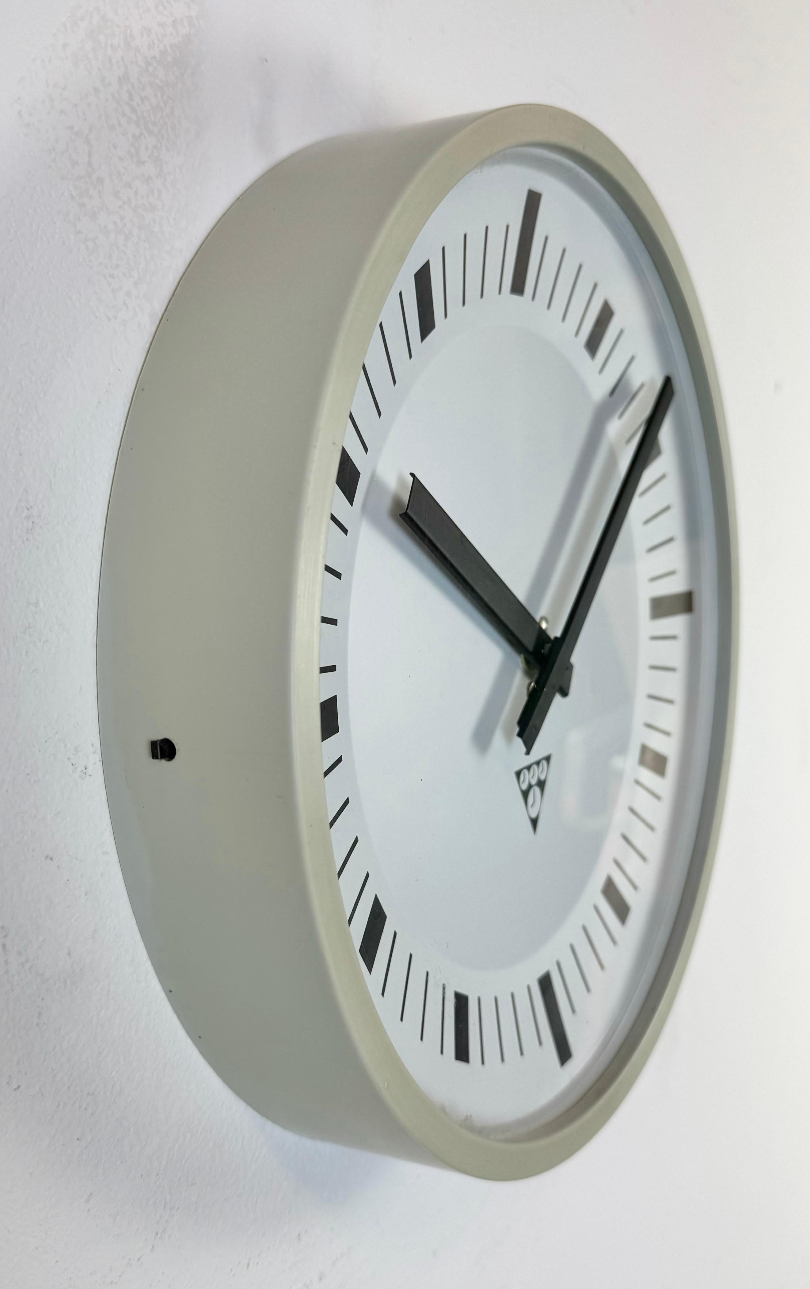 Aluminium Horloge murale industrielle en bakélite grise de Pragotron, 1970 en vente