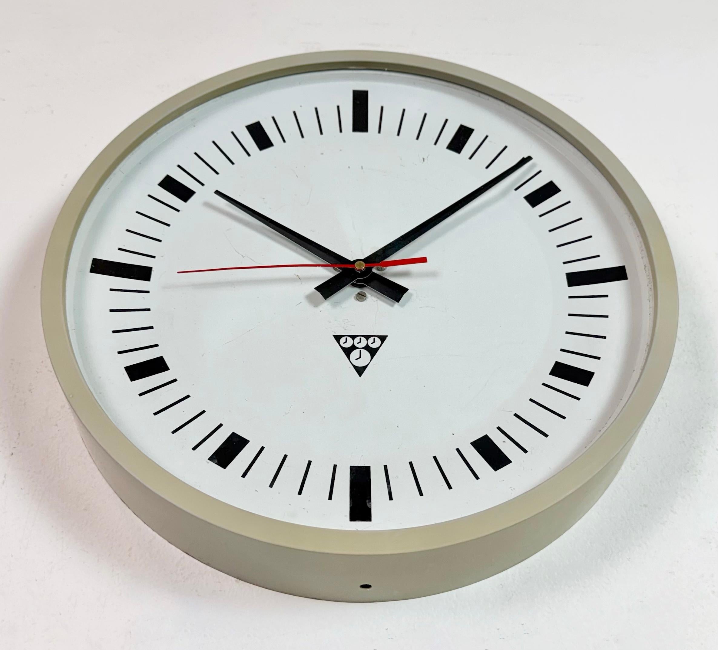 Industrial Grey Bakelite Wall Clock From Pragotron, 1970s For Sale 1