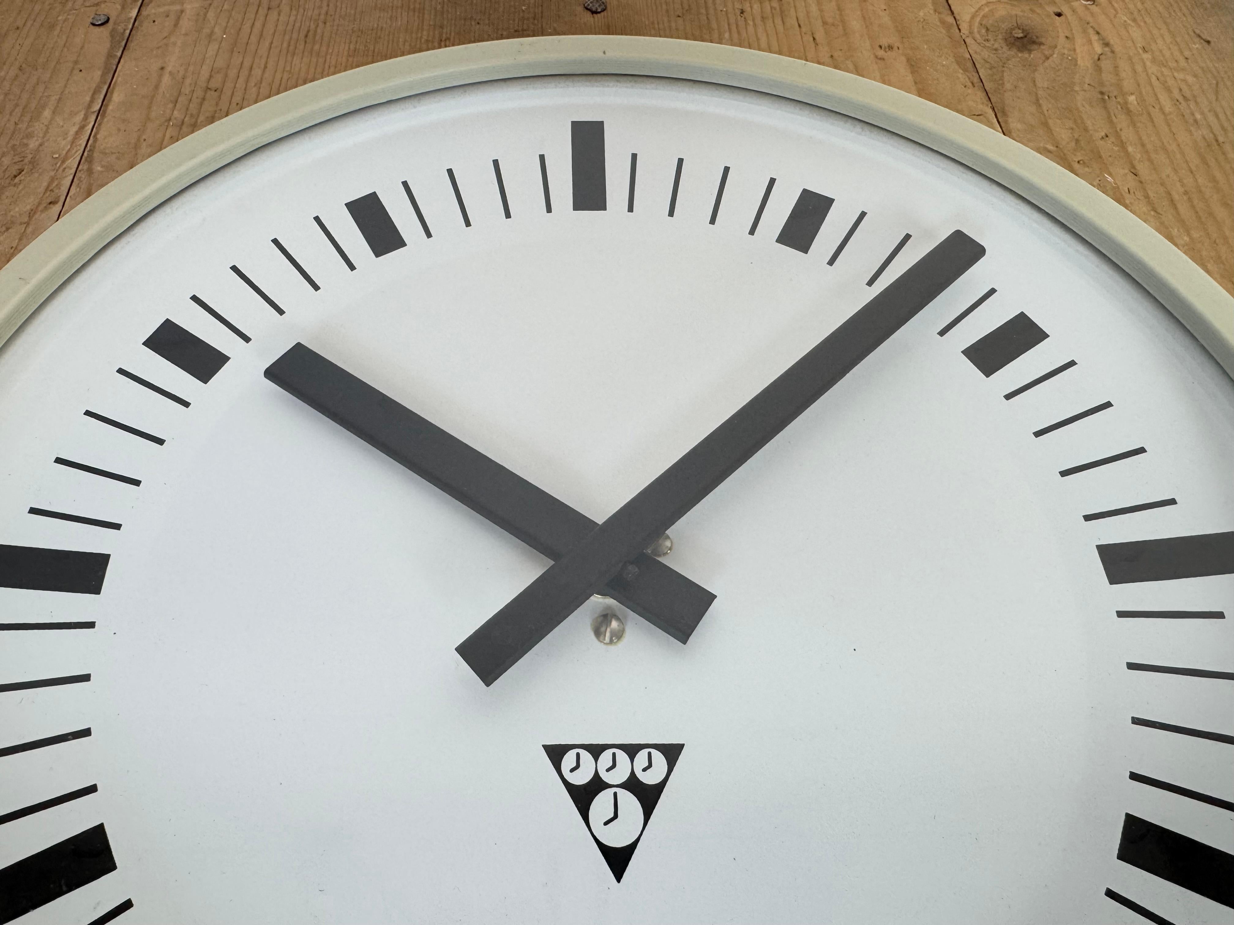 Horloge murale industrielle en bakélite grise de Pragotron, 1970 en vente 1