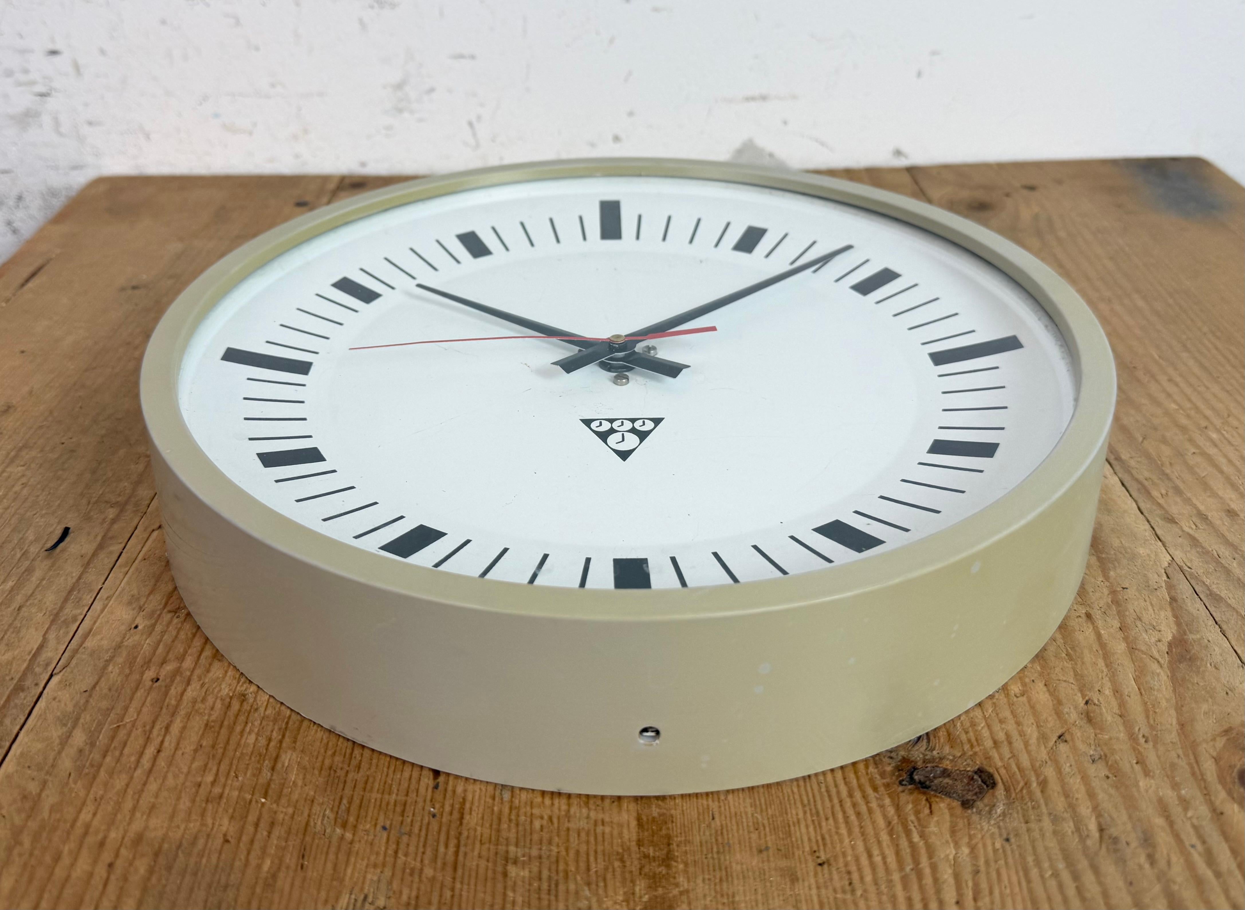 Industrial Grey Bakelite Wall Clock From Pragotron, 1970s For Sale 2