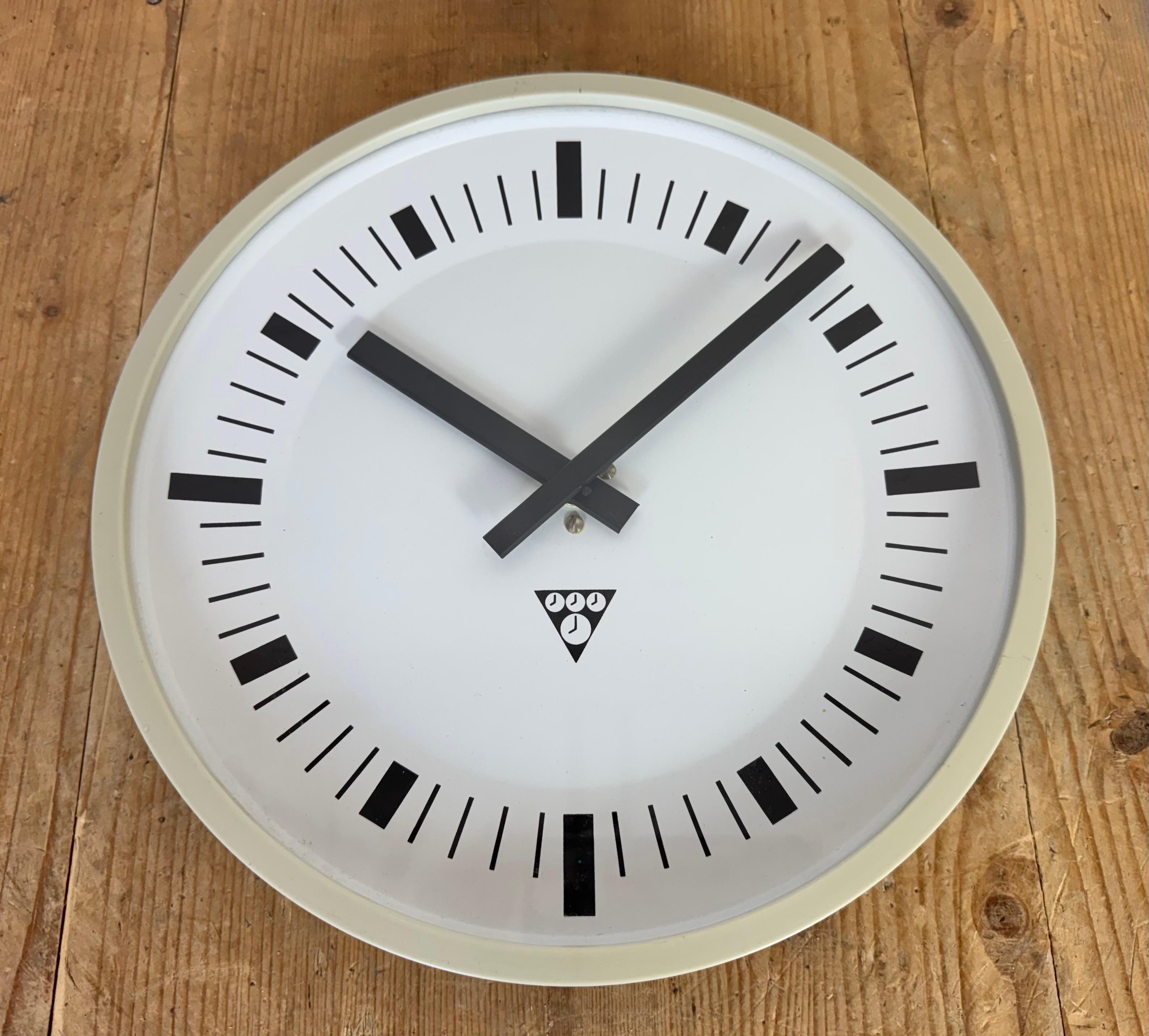 Horloge murale industrielle en bakélite grise de Pragotron, 1970 en vente 2