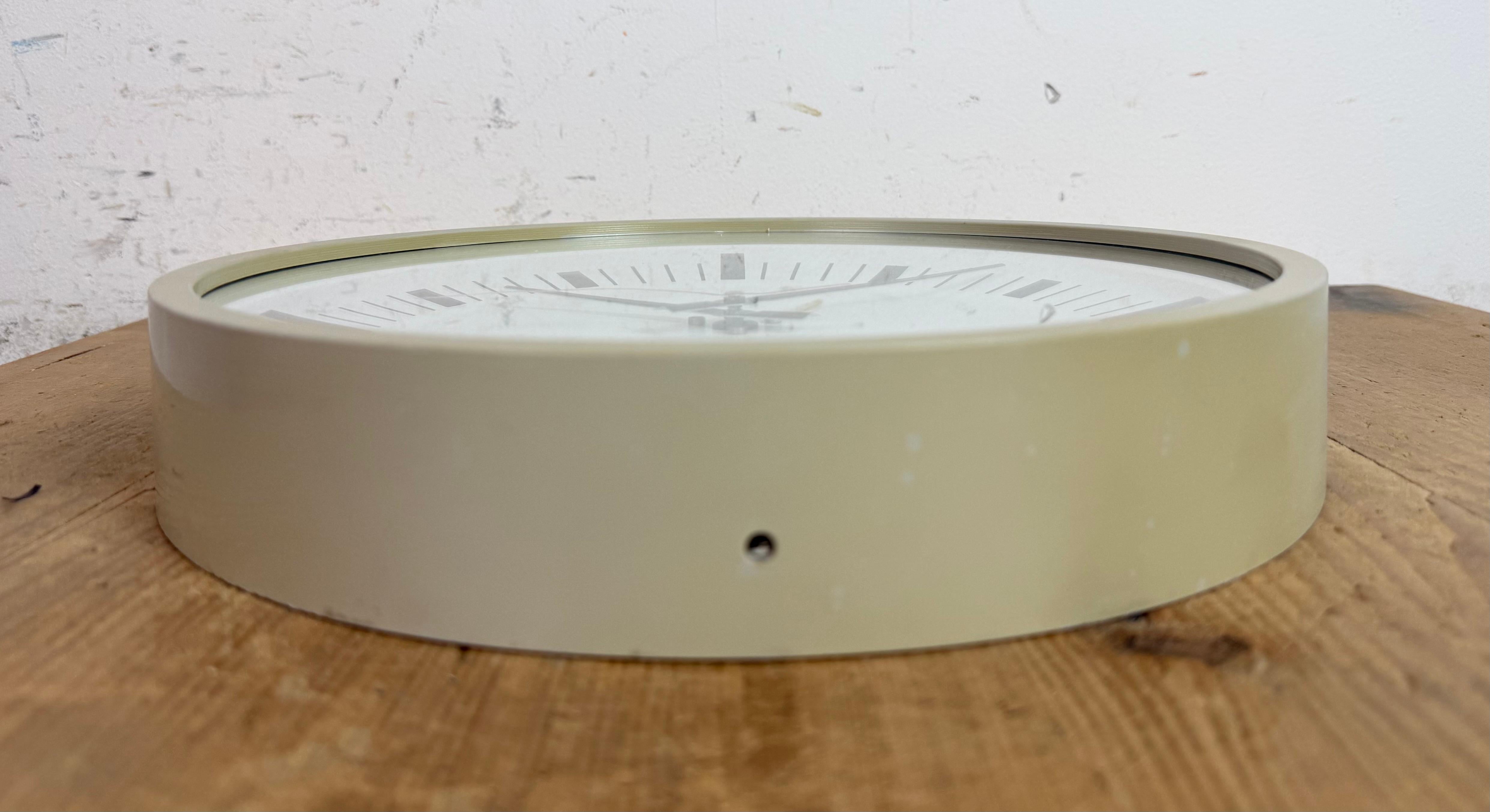 Industrial Grey Bakelite Wall Clock From Pragotron, 1970s For Sale 3