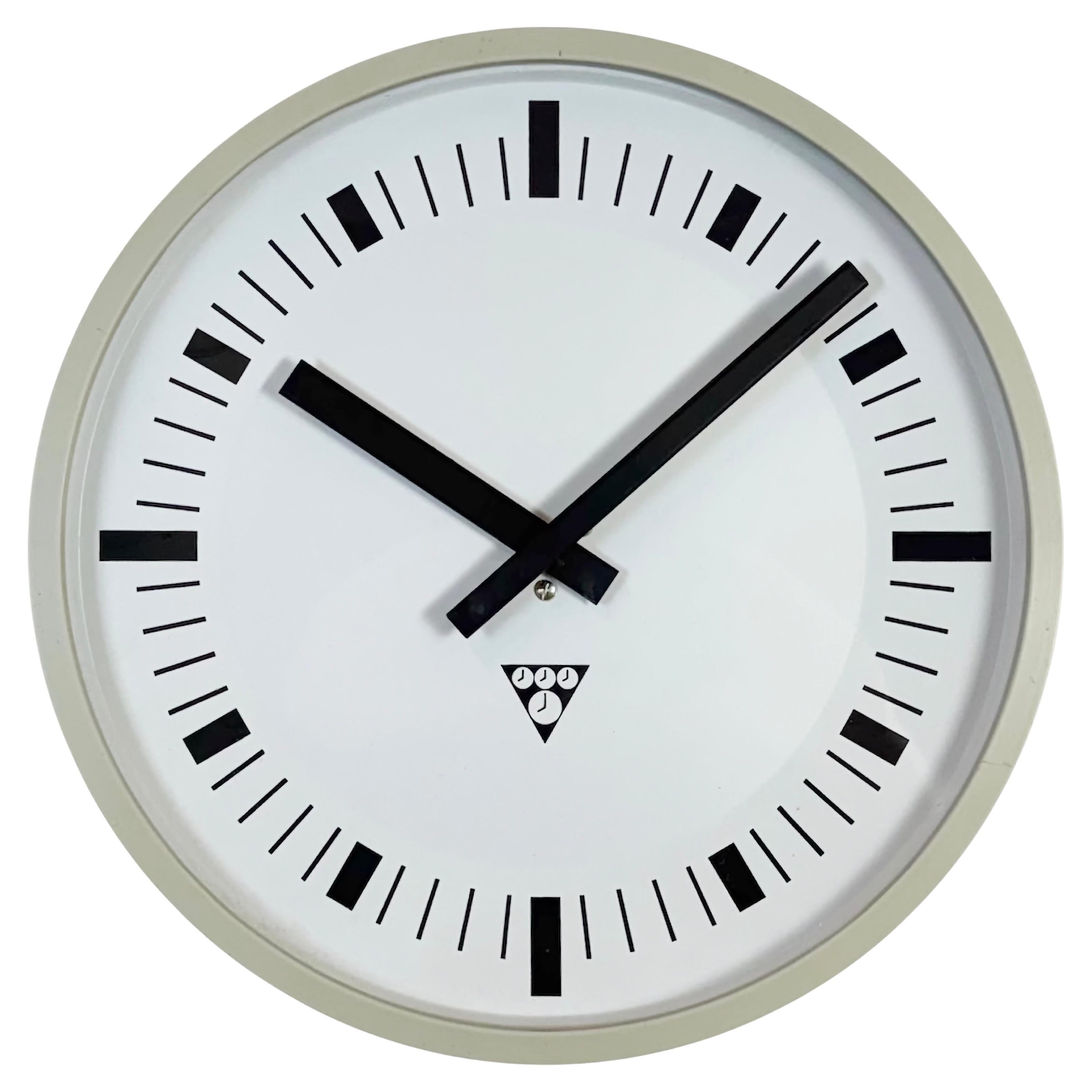 Horloge murale industrielle en bakélite grise de Pragotron, 1970