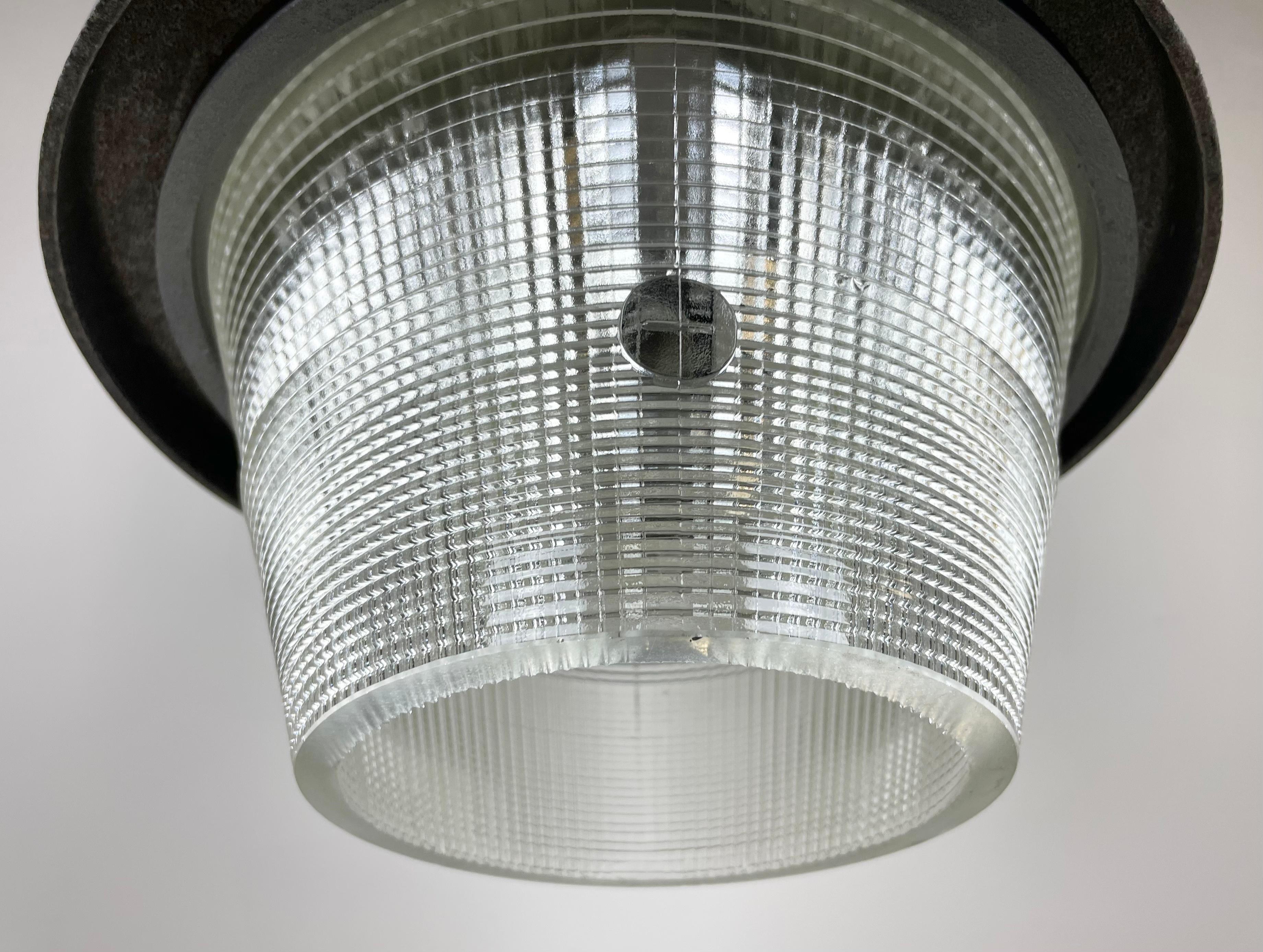 Lights industrielles en fonte d'aluminium Silver avec verre strié, années 50 en vente 2
