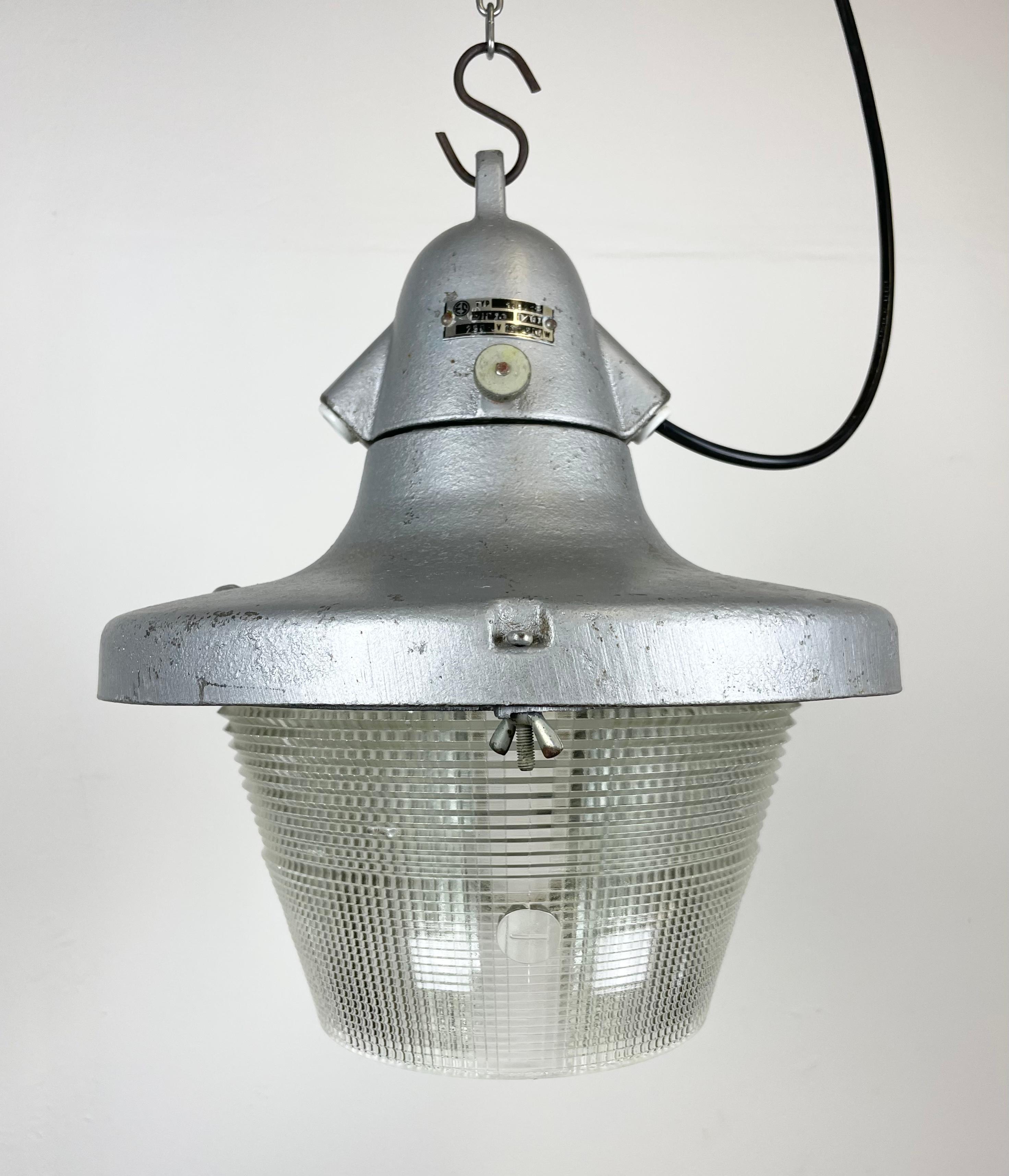 Ceco Lampada industriale in alluminio fuso color argento con vetro a strisce, anni '50 in vendita