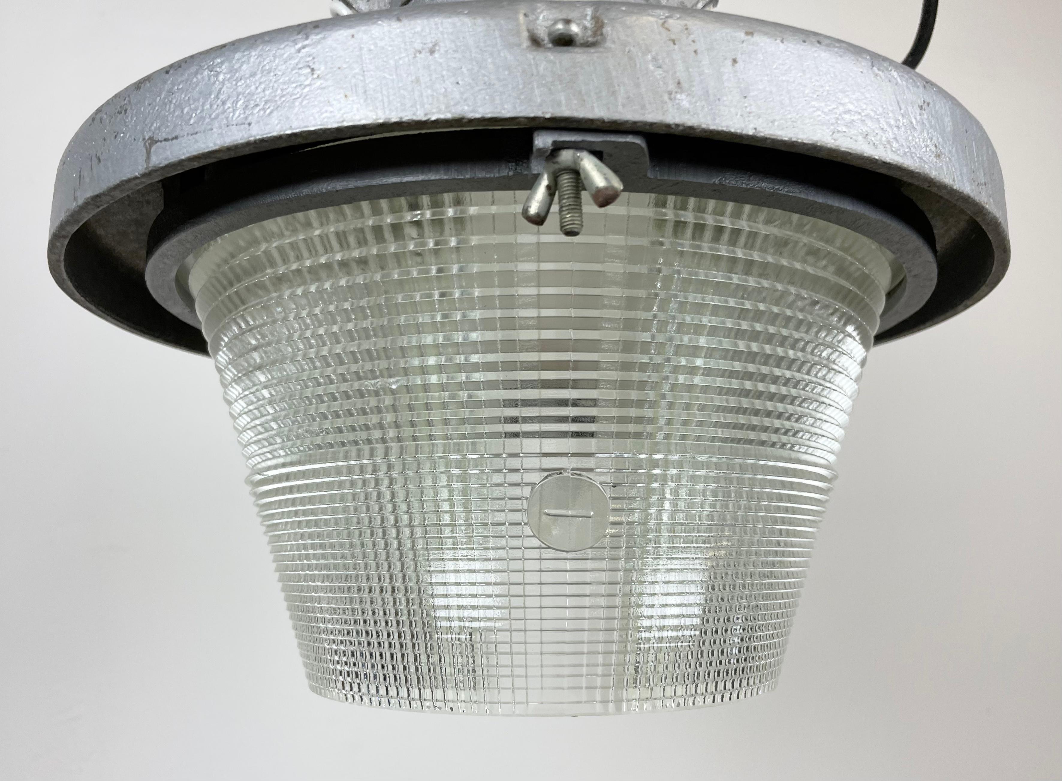 Alluminio Lampada industriale in alluminio fuso color argento con vetro a strisce, anni '50 in vendita