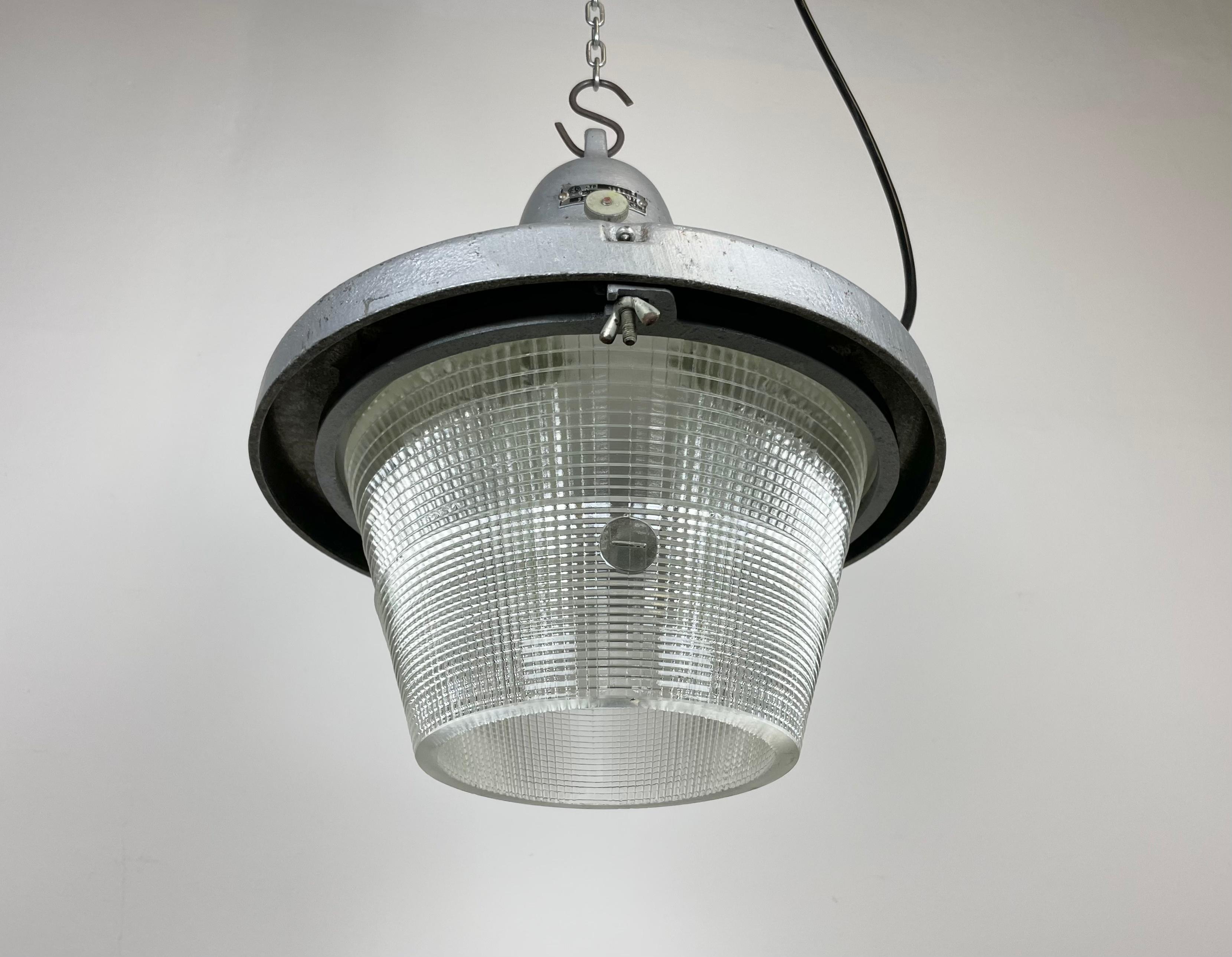 Industrial Silver Cast Aluminium Light with Striped Glass, 1950s For Sale 2