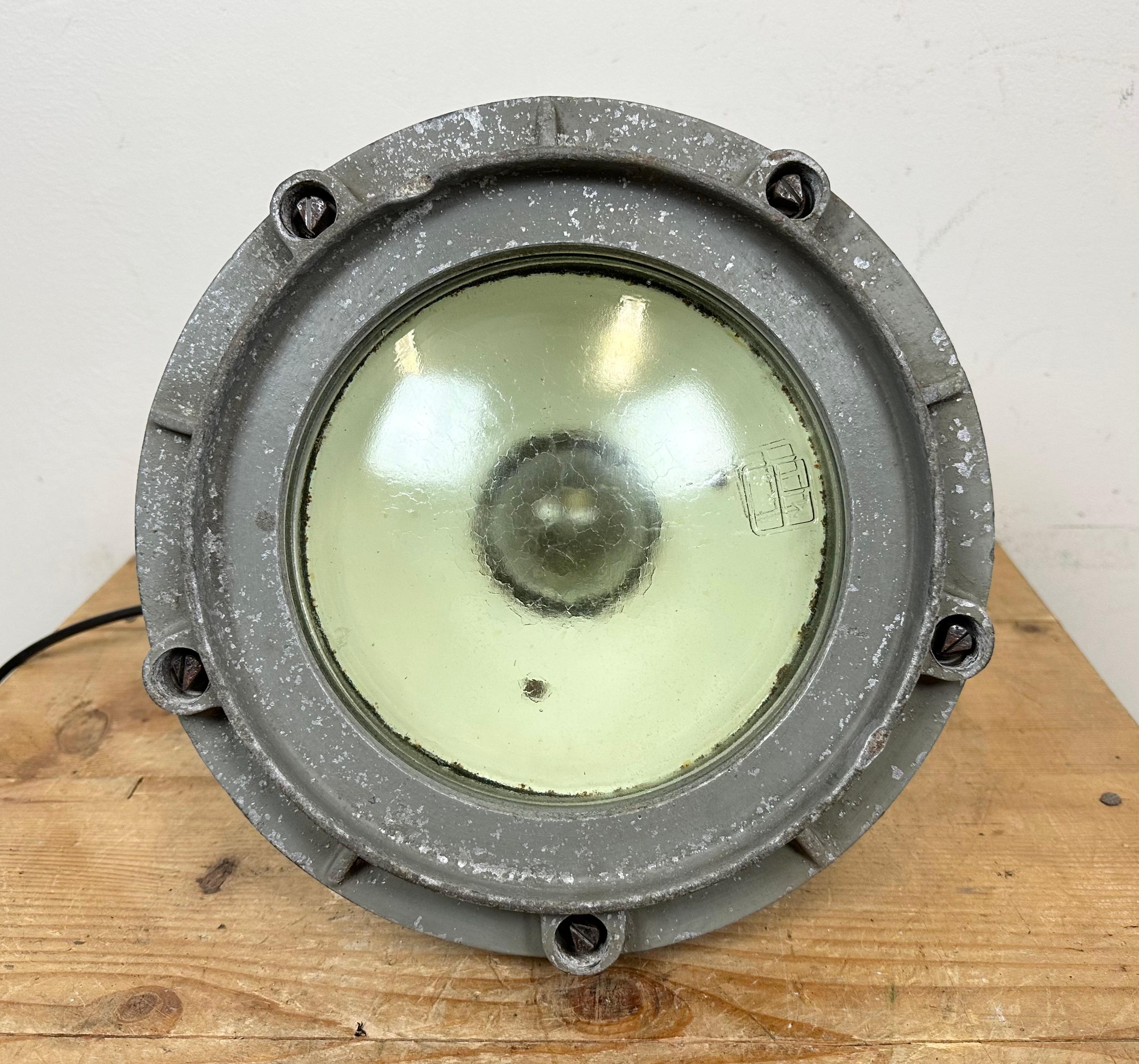 Lampada a sospensione in alluminio fuso grigio industriale, anni '60 in vendita 9
