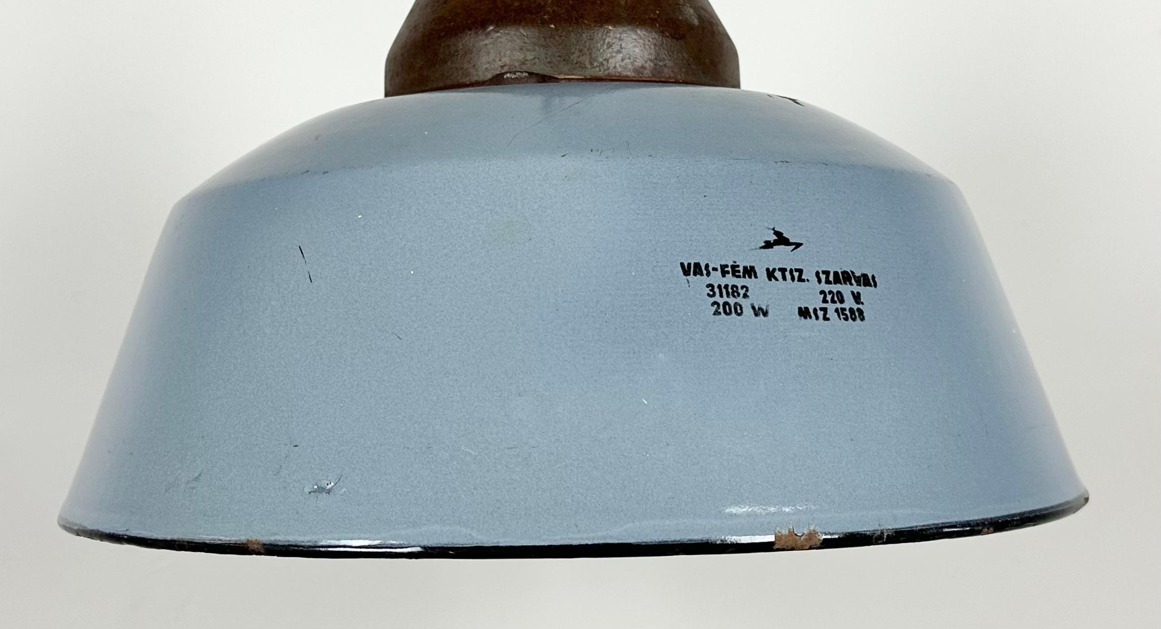 Ungherese Lampada a sospensione industriale in ghisa e smalto grigio, anni '60 in vendita