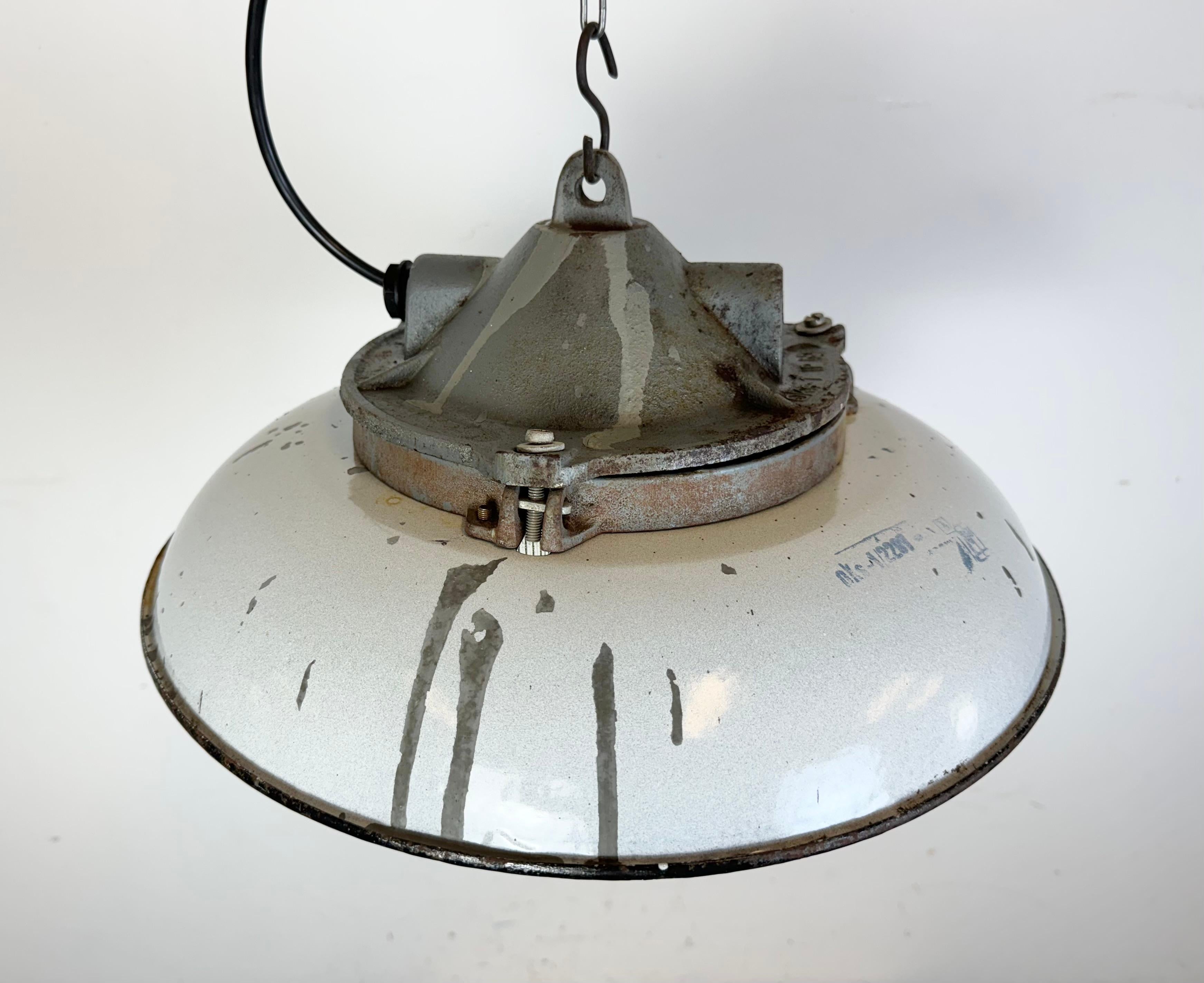 Lampada a sospensione a gabbia industriale in ghisa smaltata grigia di Zaos, anni '60 in vendita 2