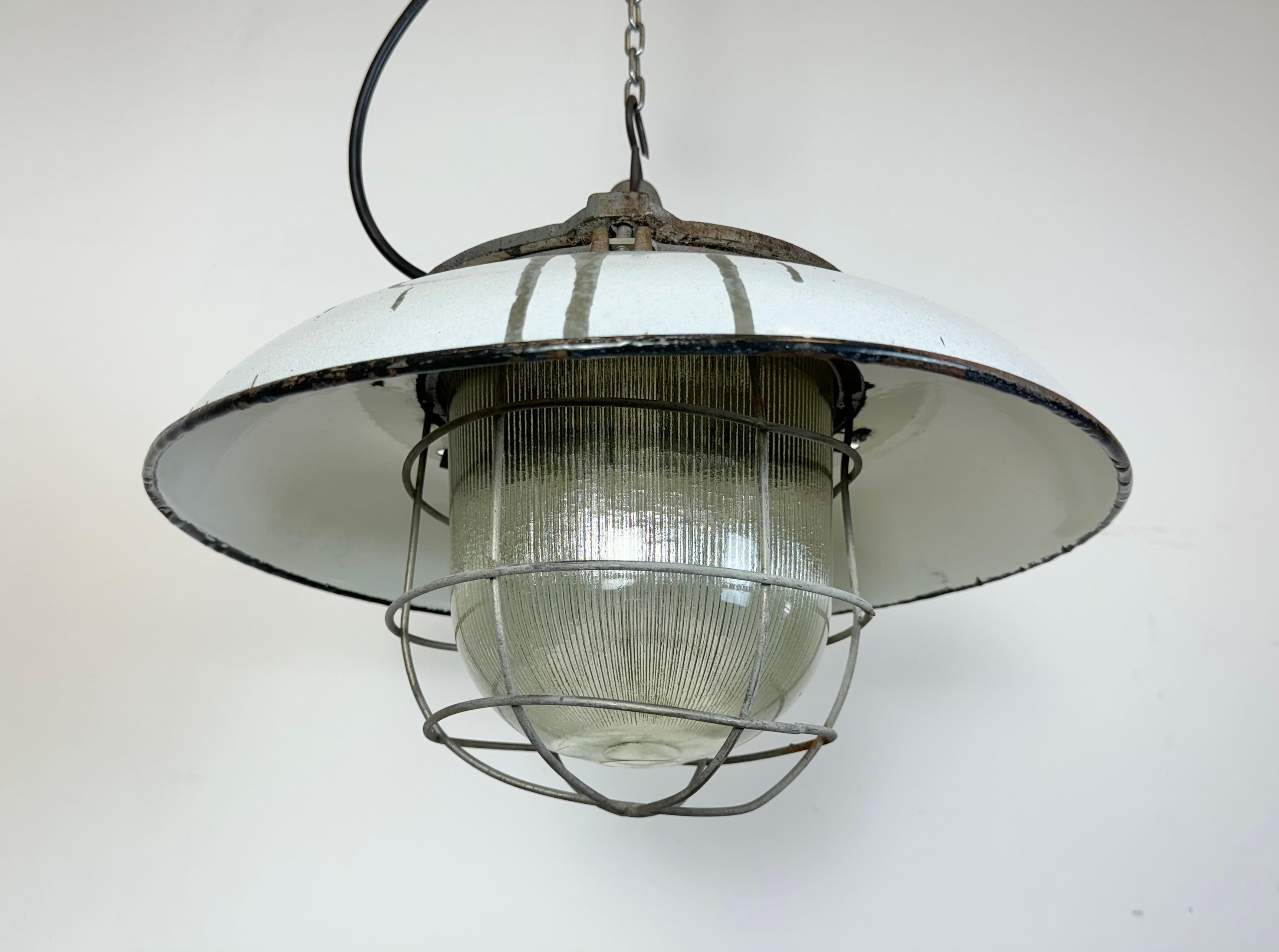 Lampada a sospensione a gabbia industriale in ghisa smaltata grigia di Zaos, anni '60 in vendita 3