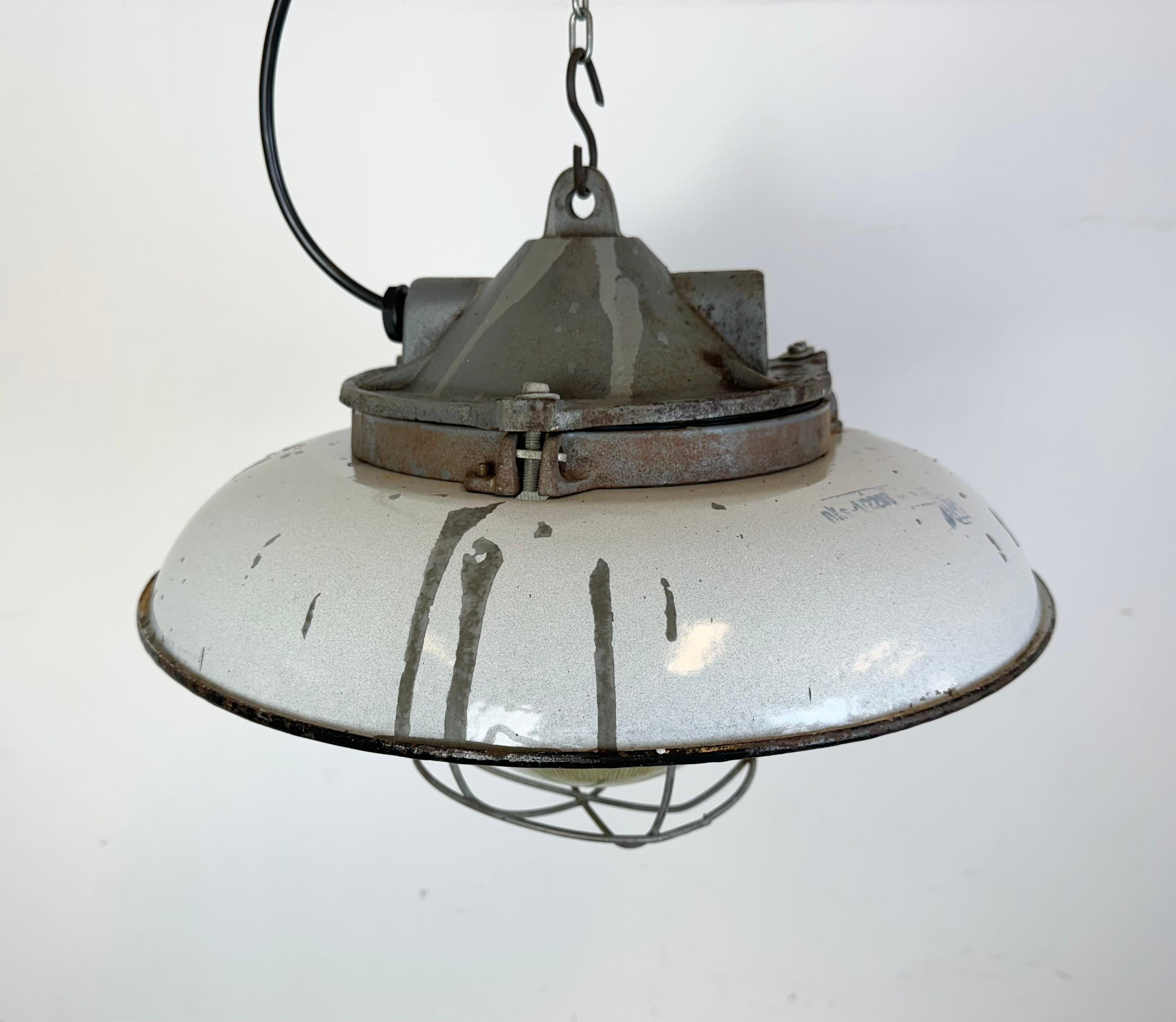Lampada a sospensione a gabbia industriale in ghisa smaltata grigia di Zaos, anni '60 in vendita 4