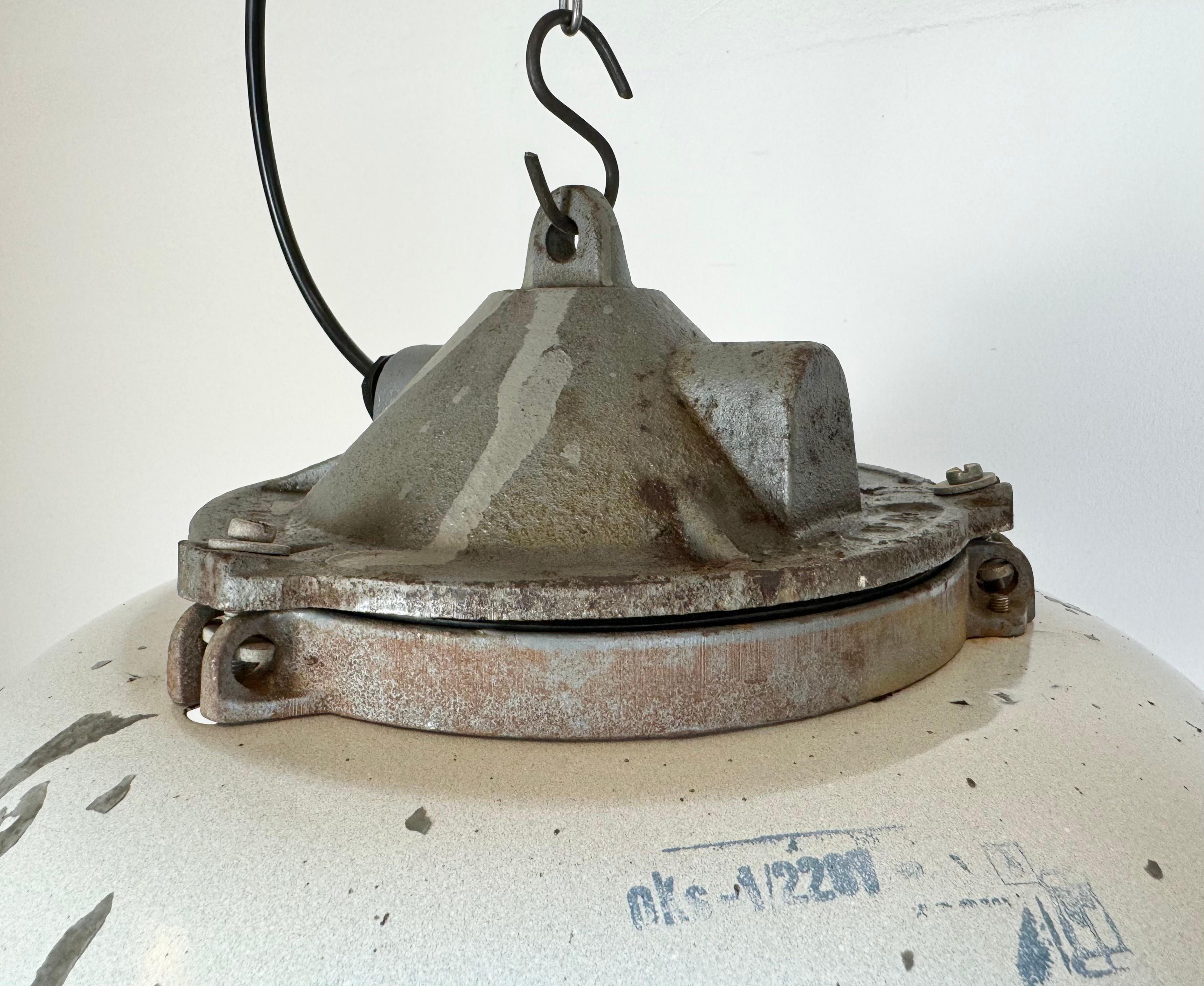 Lampada a sospensione a gabbia industriale in ghisa smaltata grigia di Zaos, anni '60 in vendita 5